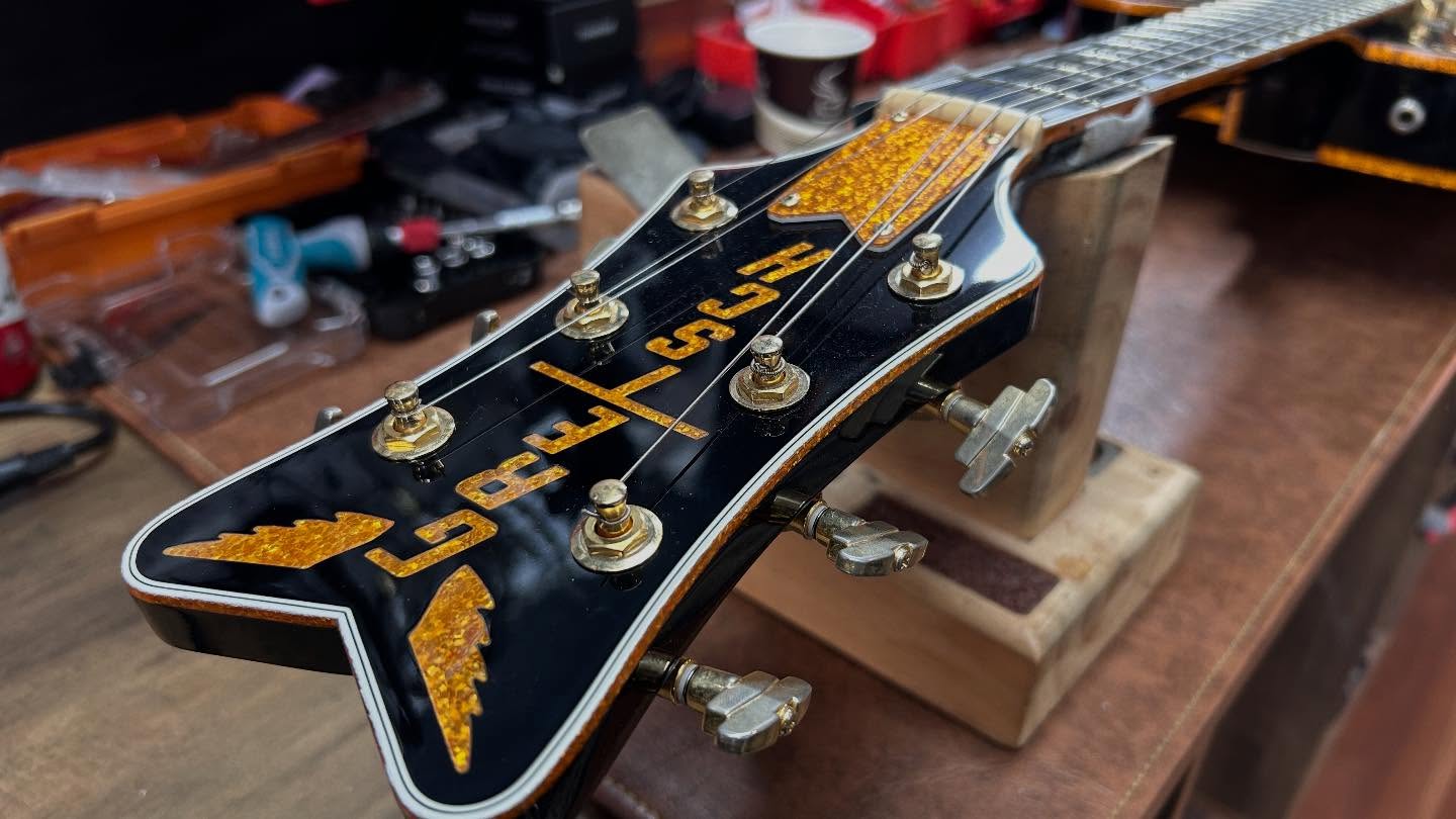 En Custom Guitars sabemos que cada instrumento tiene una historia… y que mantenerlo en su mejor versión es parte de respetarla.
Hoy recibimos esta hermosa Gretsch Black Falcon, un clásico moderno que llegó hasta nuestro taller para una mantención completa: limpieza profunda, ajuste de calibración, revisión electrónica y puesta a punto para que siga brillando como debe. ✨🎸
Aunque estamos en Antofagasta, trabajamos para músicos de todo Chile que buscan un servicio profesional, detallista y 100% personalizado.
¿Tu instrumento necesita cariño? ¡Escríbenos y lo dejamos impecable! #Lutheria #mantenciondeguitarras #customguitars #musicosdechile #guitarristaschile