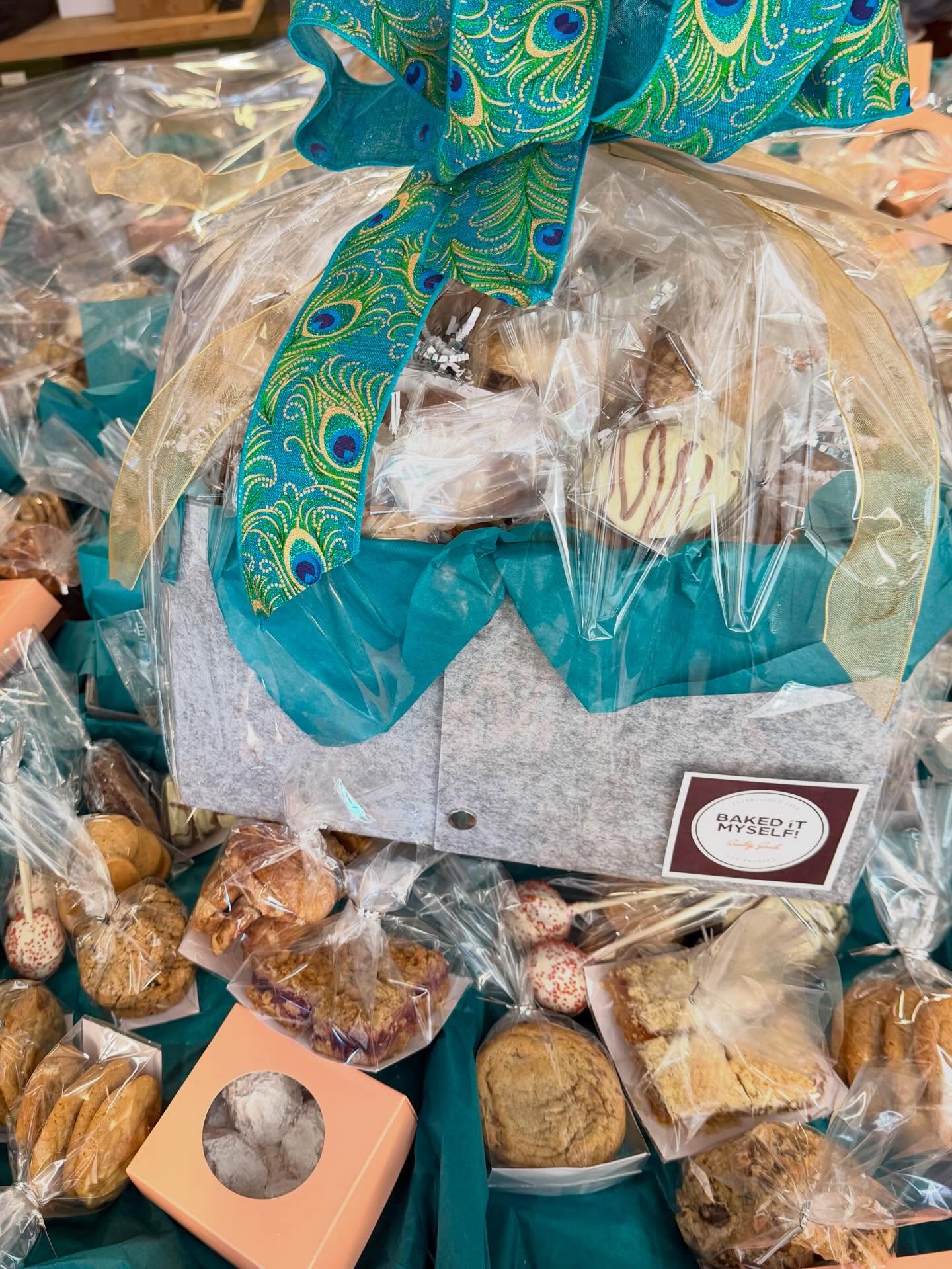 Making beautiful sweets baskets for #holidays #sweetsbaskets #sweetsgifts #holidaygifts #xmasgifts