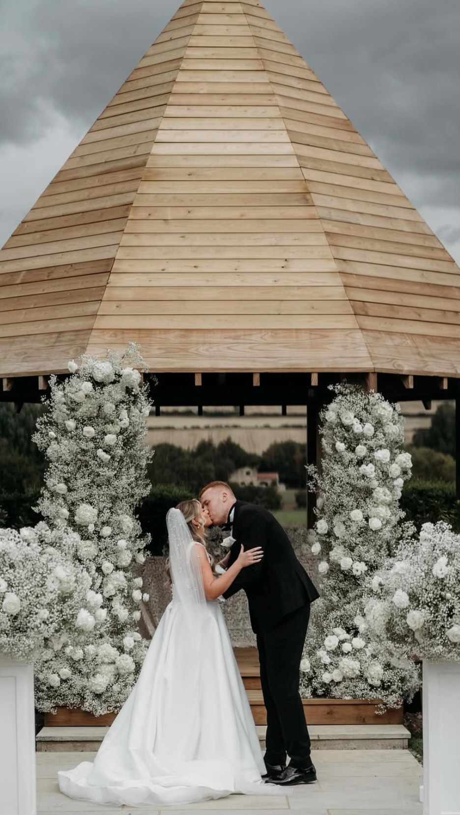 The bride ladies and gentlemen, @anna__strawson ✨
Wedding Content Creator | 2026 Bride | Bride Era | Wedding Day | UK Bride 2026 | Destination Weddings | Wedding Inspo | Wedding Planning 2026 | Wedding Trends
📸 @stevenmcdonald_photography