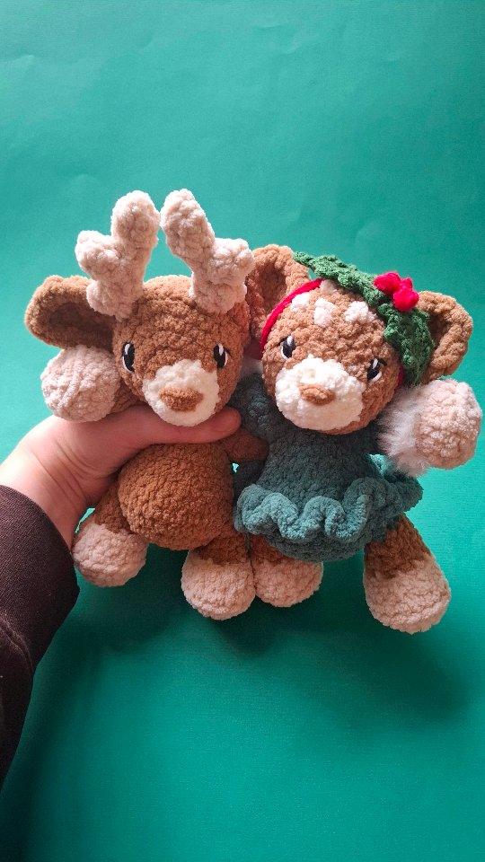 𝐏𝐚𝐭𝐭𝐞𝐫𝐧 𝐭𝐞𝐬𝐭 ✨️ Aspen and Cedar the deer ✨️
You all probably know by now that i love 𝗲𝘃𝗲𝗿𝘆 𝘀𝗶𝗻𝗴𝗹𝗲 𝗽𝗮𝘁𝘁𝗲𝗿𝗻 by Chantal and these new ones are yet another perfect addition to her collection 😍 They are worked up in such a way that they come out just right, with so much precision and are too adorable to handle. I am in love. Now, i'll continue with the others of this amazing set. So to you, RUN and get those patterns and get them done just in time for christmass 🥰
Special thanks to Chantal, for the trust of having me test these cuties 🫶
Patterns are now live by @loopstoloveys
Check the link in my stories ✨️