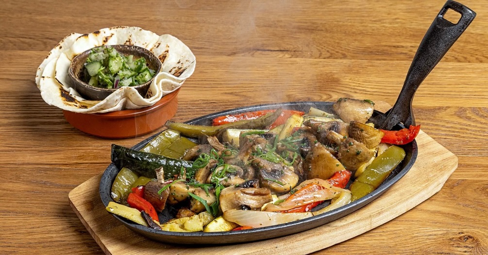 Our refined vegan and vegetarian dishes are crafted with authentic Mexican flavours and fresh ingredients. They’ve quickly become crowd favourites.
1. vegetable medley sizzling fajitas w/ fresh cucumber salsa 🍄🟫
2. chargrilled cauliflower + roasted kale tacos 🌮
3. slow roasted sweet potato tacos 🍠
4. chargrilled cauliflower + agave roasted sweet potato bowl 🥗
5. chargrilled cauliflower + mexican bean nachos 🇲🇽
6. chargrilled cauliflower + sweet potato burrito 🌯