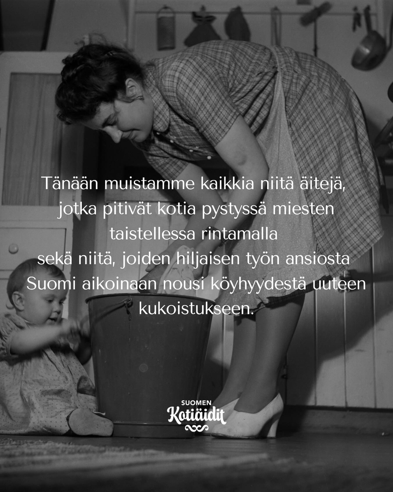 Onnea Suomi!🤍🇫🇮 Suuri kiitos kaikille kotirintamalla palvelleille kotiäideille sekä heille, jotka sotien jälkeen olivat mukana nostamassa Suomen köyhyydestä uuteen kukoistukseen. Tavallisten suomalaisten äitien työ maamme itsenäisyyden eteen on ollut merkittävä, ja tätä kotiäitien arvokasta muistoa haluamme vaalia myös tänään 6.12.2025💙
Kuvassa suomalainen äiti pesee pyykkiä ja hoitaa lasta vuonna 1948. Lähde: Museoviraston Kuvakokoelma, UA Saarisen kokoelma
#suomi #itsenäisyyspäivä #kotiäiti #suomenkotiäidit