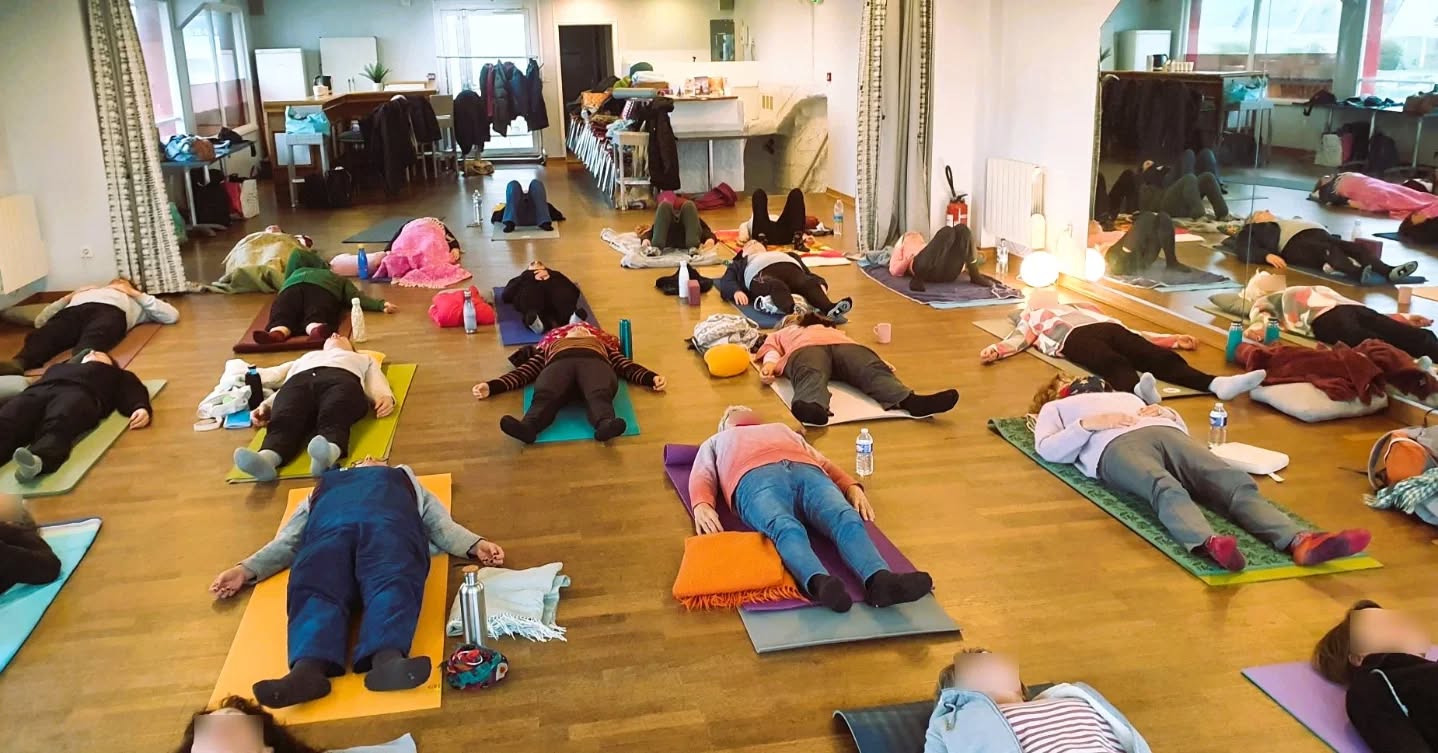 LE NERF VAGUE : VOTRE ALLIÉ ANTI-STRESS
De bien belles respirations samedi dernier 22 novembre chez BALIZENN à la découverte des bienfaits du nerf vague grâce au souffle. Un 2ème atelier sur le même thème est prévu le 10 janvier 2026. Si vous êtes intéressé(e), ne tardez pas à vous inscrire sur mon site web www.ericruff.fr car il ne reste que peu de places. A bientôt !
#nerfvague
#respiration
#BALIZENN
#ploemeur
#lorient
#bienetre