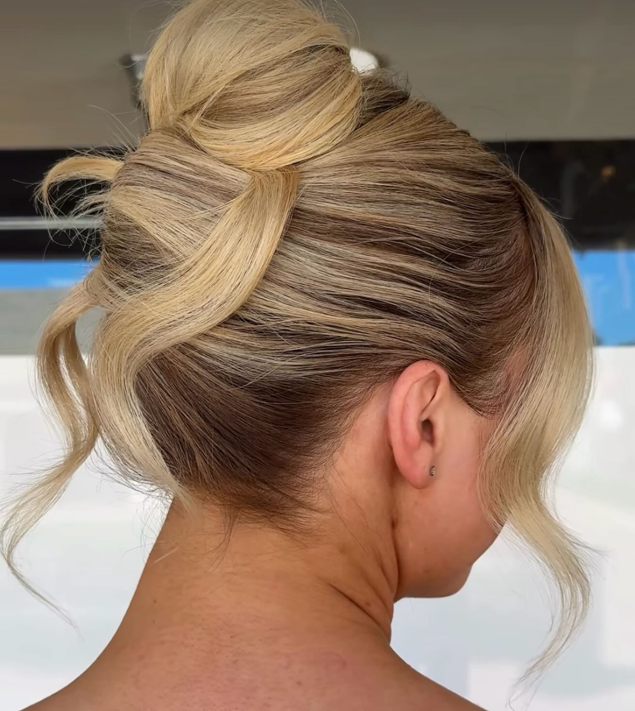 Some @ruby.z.beauty inspo in case you were wondering if you should go get an up do for your holiday party. 🎁🎄