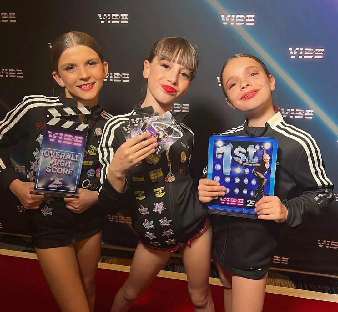 Counting down the days to our first studio convention/competition @hollywoodvibe !! 💙💙💙
Check out these throwbacks from our last time attending as a studio 🥰🥰