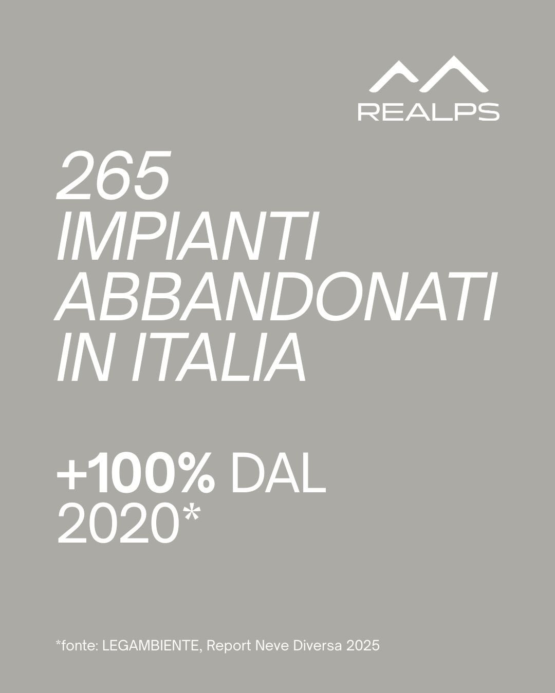 Le montagne italiane contano oggi 265 impianti di risalita abbandonati.
Una cifra che attraversa tutto l’arco alpino, da est a ovest, e non solo, e che racconta in modo diretto la fragilità dei territori montani.
Questi luoghi, già esposti agli effetti del cambiamento climatico, diventano lo specchio di un modello turistico basato quasi interamente sulla stagionalità — un modello in crisi, che oggi mostra con chiarezza i suoi limiti.
Gli impianti abbandonati sono quindi la materializzazione di molte delle problematiche che riguardano le aree montane: la diminuzione delle nevi, il maggiore consumo idrico e di suolo, i costi di gestione degli impianti, l’invecchiamento delle infrastrutture, lo spopolamento.
Ma rappresentano anche domande aperte su cui lavorare insieme:
• cosa fare con questo patrimonio materiale?
• quali modelli di sviluppo possiamo immaginare per il futuro?
• come coinvolgere le comunità in una transizione più giusta e sostenibile?
È a partire da queste domande che nasce il nostro lavoro di ricerca sul campo e la volontà di raccontare, documentare e comprendere ciò che sta accadendo alle nostre montagne.
Perché la montagna non è solo turismo: è territorio, comunità, cura e possibilità.