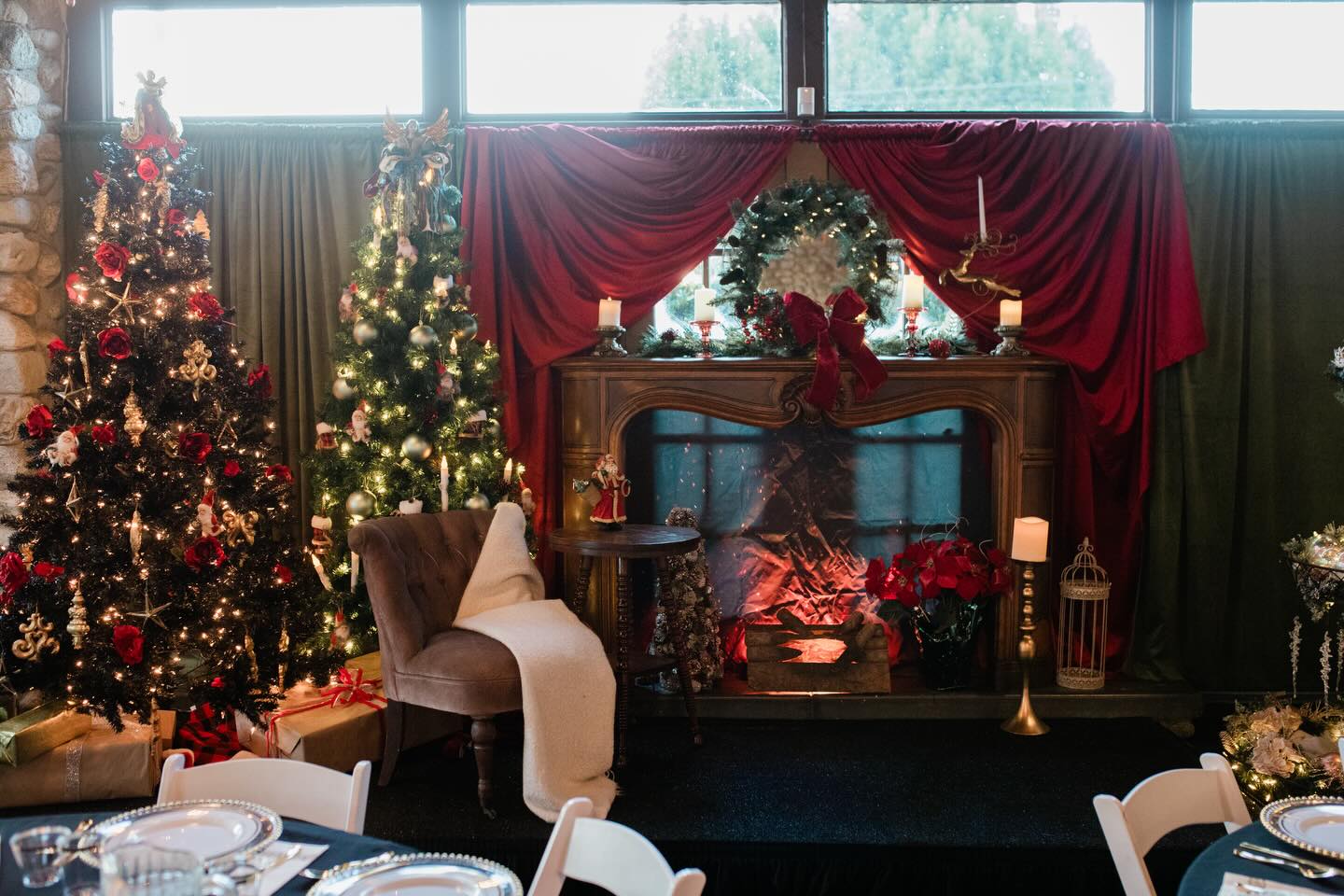 Christmas Gathering honoring the @uplandheritage community! ♥️
Live music elegantly preformed by Upland High School’s Choir!
Just in time for their Elizabethan Dinner!
To support the kids you can contact Uplandchoirtreasurer@gmail.com
Thank you for capturing the magic @krisandrapraytorphoto
“Your timeless event, Our historic venue”