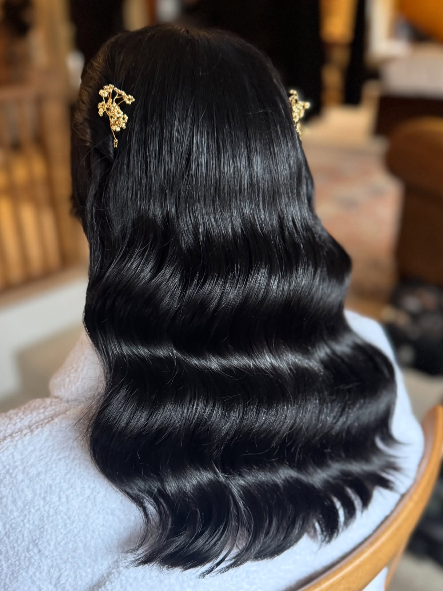 Gloss gloss and more gloss ๐
Look at that beautiful shine !! Those waves in the light is just pure sensation!! My last wedding of the year and it was a gorgeous one. Georgina, the bride, was one of the loveliest people Iโve ever met and such a beautiful soul ๐ค
Using the @babylisspro hair wand 19mm to create this perfection of a wave set off with the stunning gold @edenbstudio hair pins. @bedheadbytigi shine spray and @olaplex oil made this look complete !
#hairgloss #shinyhair #glossywaves #vintagewaves #melissaoldridge #blackhair #darkhair #wavesondarkhair #hairallonecolour #shorthairstyles #shorthairwaves #wavesforshorthair #hairinspo #haironinstagram #weddinghair #onecolourhair #beautylaunchpad #weddingforward #justwb #hairstyles_ideas__ #beyondtheponytail #hairfy #modernsalon