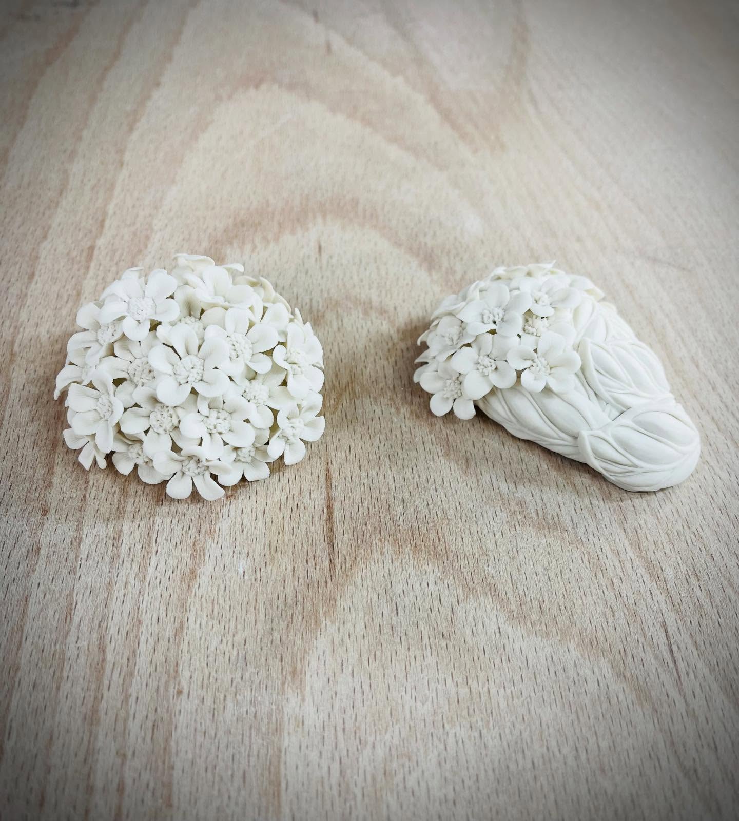 Open Studios is coming up this Sunday 7 December @chocolate_factory_n16 These small porcelain pieces will be there too, along with a selection of vases and bowls.
Winter Open Studios at the Chocolate Factory on Sunday 7 December 2025 | 11am-6pm
Free Entry / Family welcome
My work this year includes a collection of handmade porcelain objects and very small pieces created especially for this event.
The Chocolate Factory N16 is home to 27 studios of artists and makers working around a leafy courtyard — a truly inspiring creative community that I feel very fortunate to be part of. Come and explore 27 creative studios showcasing ceramics, painting, textiles, and more. Meet the artists, tour their workspaces, and discover unique handmade pieces — perfect for the winter season.
We’ll also have a Winter Pop-Up shop with delicious Japanese food @drumsco.london - Vegan Inari Sushi, Prawn Tempura Sushi Rolls (Gluten Free), Vegetarian Oden ( GF)
Address:
The Chocolate Factory
Farleigh Place, London N16 7SX
#porcelain#handmade#leaf#flowers#creativestudios
#thechocolatefactoryn16
#dalston#dalstonkingland#eastlondon#communityofcre
ators #hitomihosono #hitomihosonoceramics