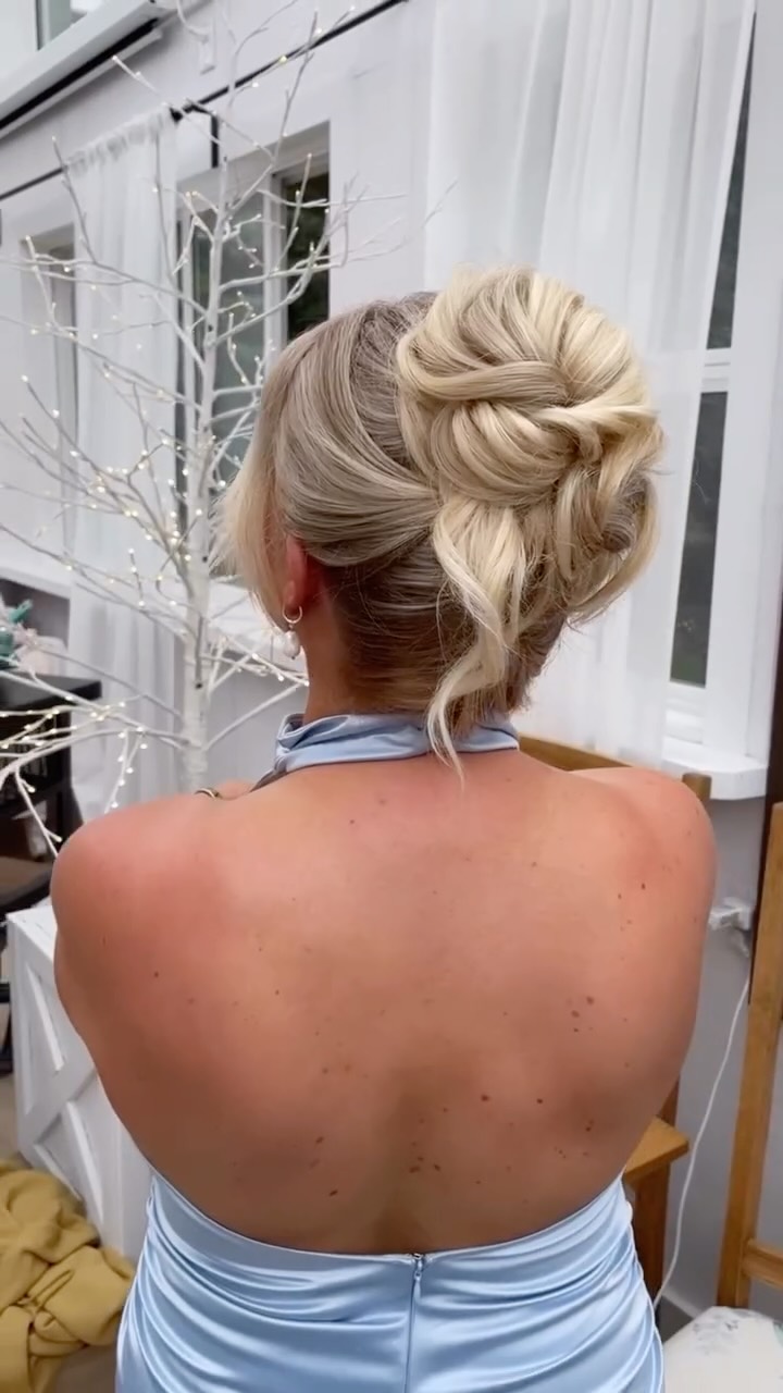 🚫🙅🏼♀️The biggest mistake I see brides make when choosing their bridal hair?
Picking what feels “bridal” instead of choosing what feels like them.
Your wedding day isn’t the time to become someone new — it’s the moment to elevate the version of you that already feels confident, comfortable, and beautifully familiar. The brides who take your breath away aren’t following a trend… they’re wearing confidence.
When we create your look together, I focus on:
✨ The shapes and silhouettes you naturally love
✨ The textures that feel effortless on you
✨ How you want to feel throughout your entire morning
✨ The energy of your dress, your people, and your day
This is where artistry meets intention — crafting a look that’s refined, timeless, and deeply personal to you.
Because the most elevated bridal styles aren’t the most elaborate…
They’re the ones that feel true.
✨ 2026 brides — my books are almost full. Comment “Bridal” to check availability and secure your date.
✨ 2027 brides — the waitlist is officially open! Comment “Waitlist” and I’ll send you the link.
Edmonton makeup artist, Edmonton bridal@hair, bridal hair and makeup, Edmonton wedding, Edmonton bride, bridal hair inspo, bridal updo, Leduc makeup artist, Leduc bridal hair, Sherwood park makeup artist, Sherwood park bridal hair