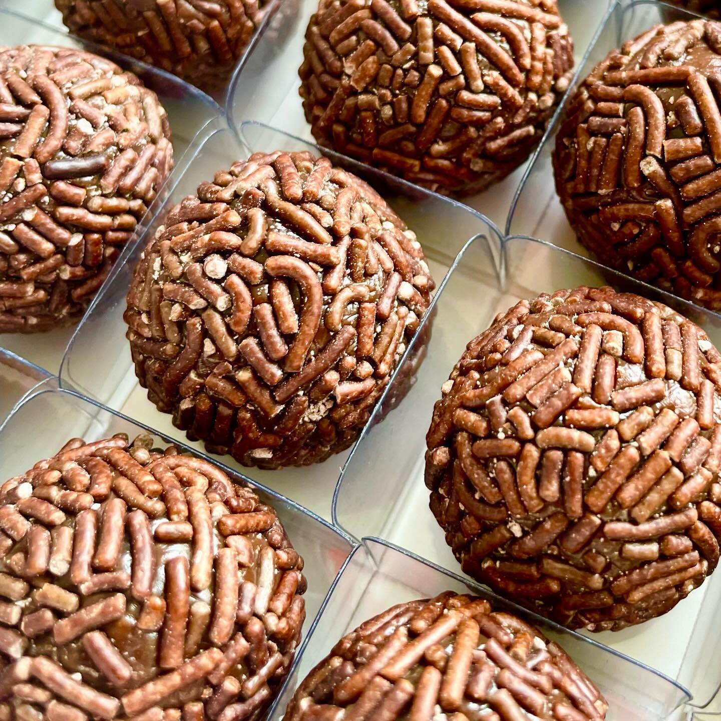 Alguns brigadeiros tradicionais de hoje…
🤎
#brigadeiro #brigadeirotradicional #brigadeirogourmet