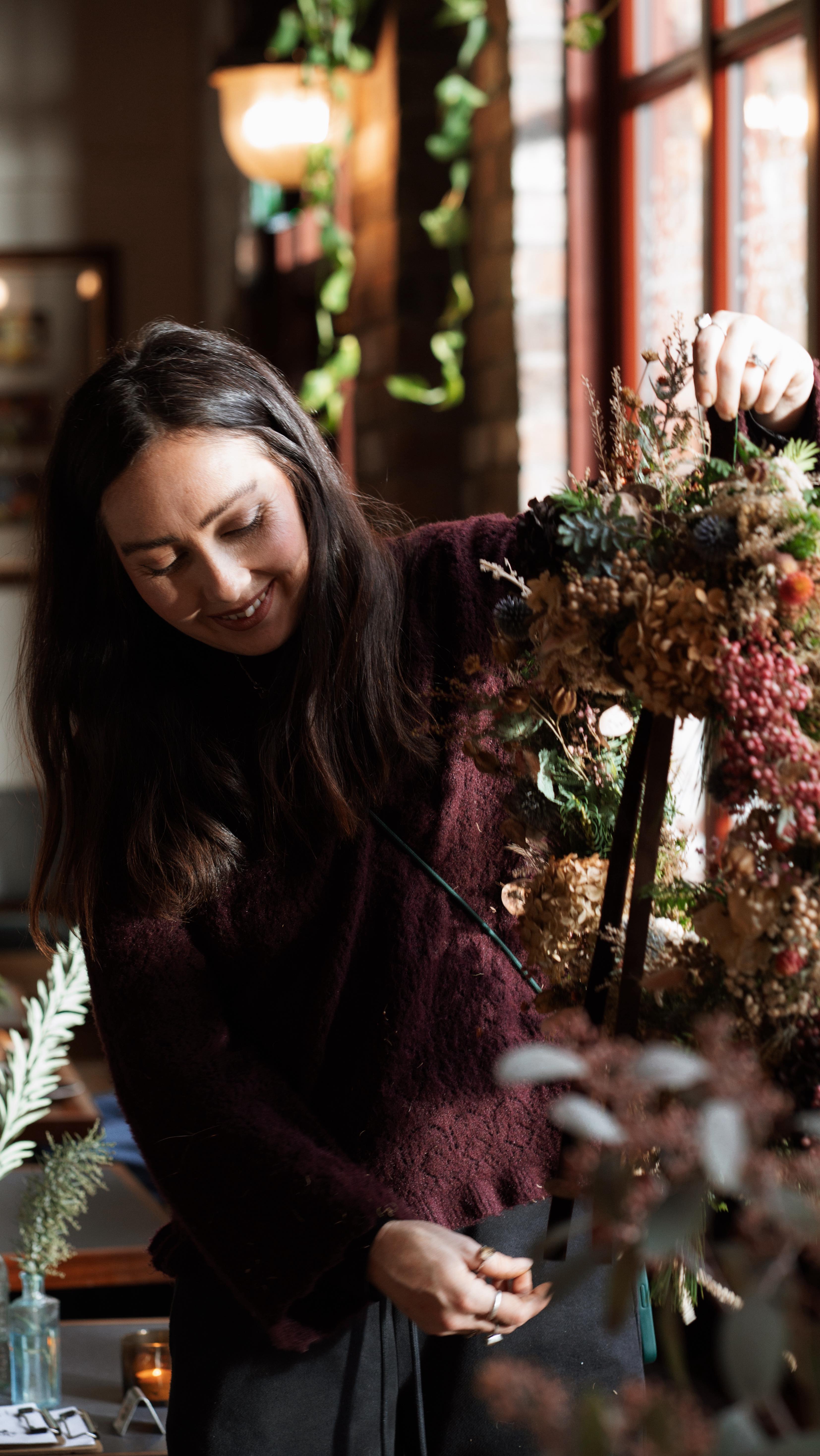 A gorgeous morning capturing @emmacoxfloristry wreath making class, set in the beautiful @events_at_victoria 🎄
#sheffieldflorist #sheffieldweddingvenue #kelhamisland #neepsend #wreathmaking #floristry