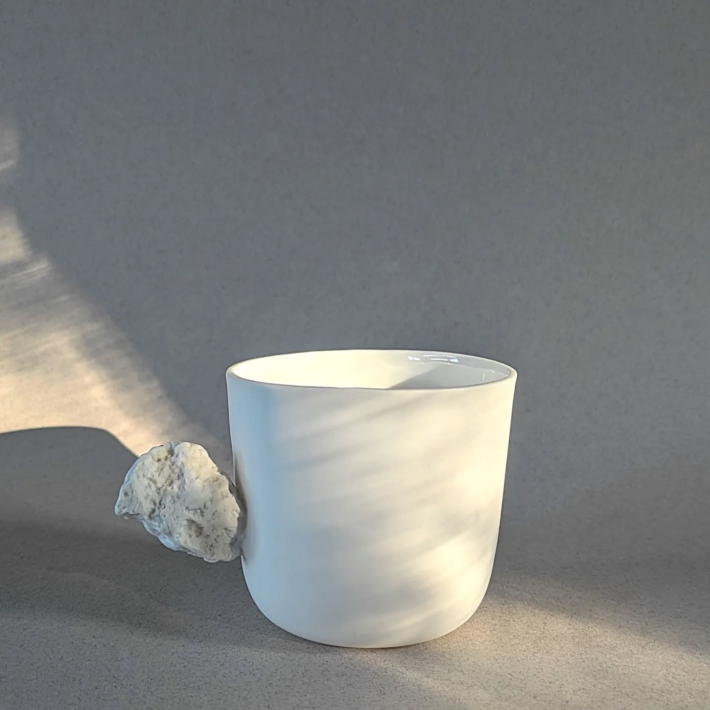 Tasse avec une huître en guise d'anse
-
Porcelaine
-
Elle fait partie de la collection 1 jour 1 ance.
Il faut que je continue ma série et que je vous publie mes 30 tasses avec anses, peut-être pour 2026.
A retrouver au marché de Noël @commeunetabli dans 10 jours.
#tasseartisanale #huitre #ceramique #porcelaine