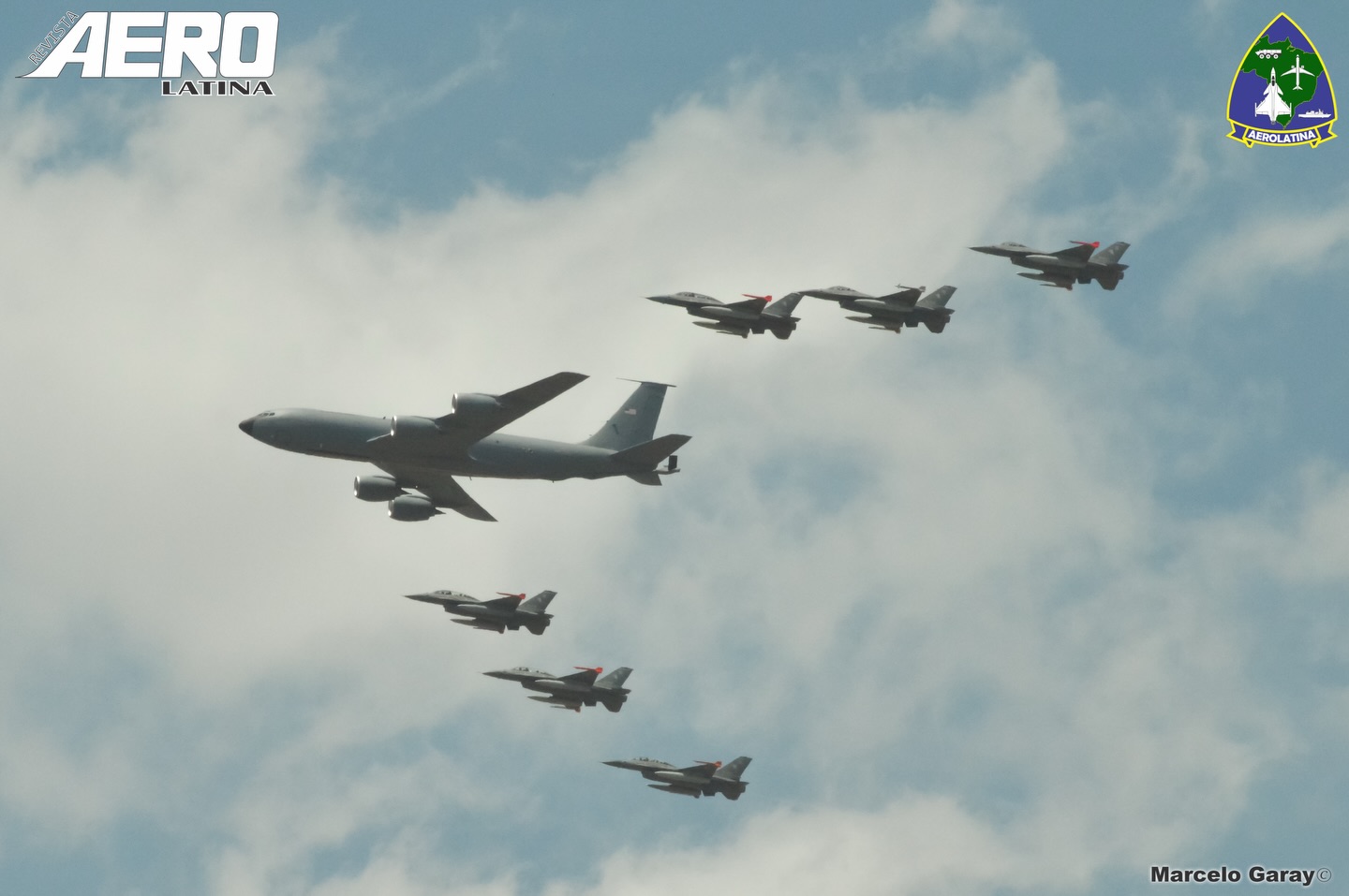 ELES CHEGARAM!!! 🇦🇷
Os argentinos receberam com muita alegria a chegada dos seus primeiros caças F-16AM/BM na Base Aérea de Río Cuarto e o nosso amigo @marcelogarayok esteve lá e registrou a chegada dos novos vetores da Força Aérea Argentina!
#aviation #aviationphotography #aviationlovers #military #f16fightingfalcon #argentina