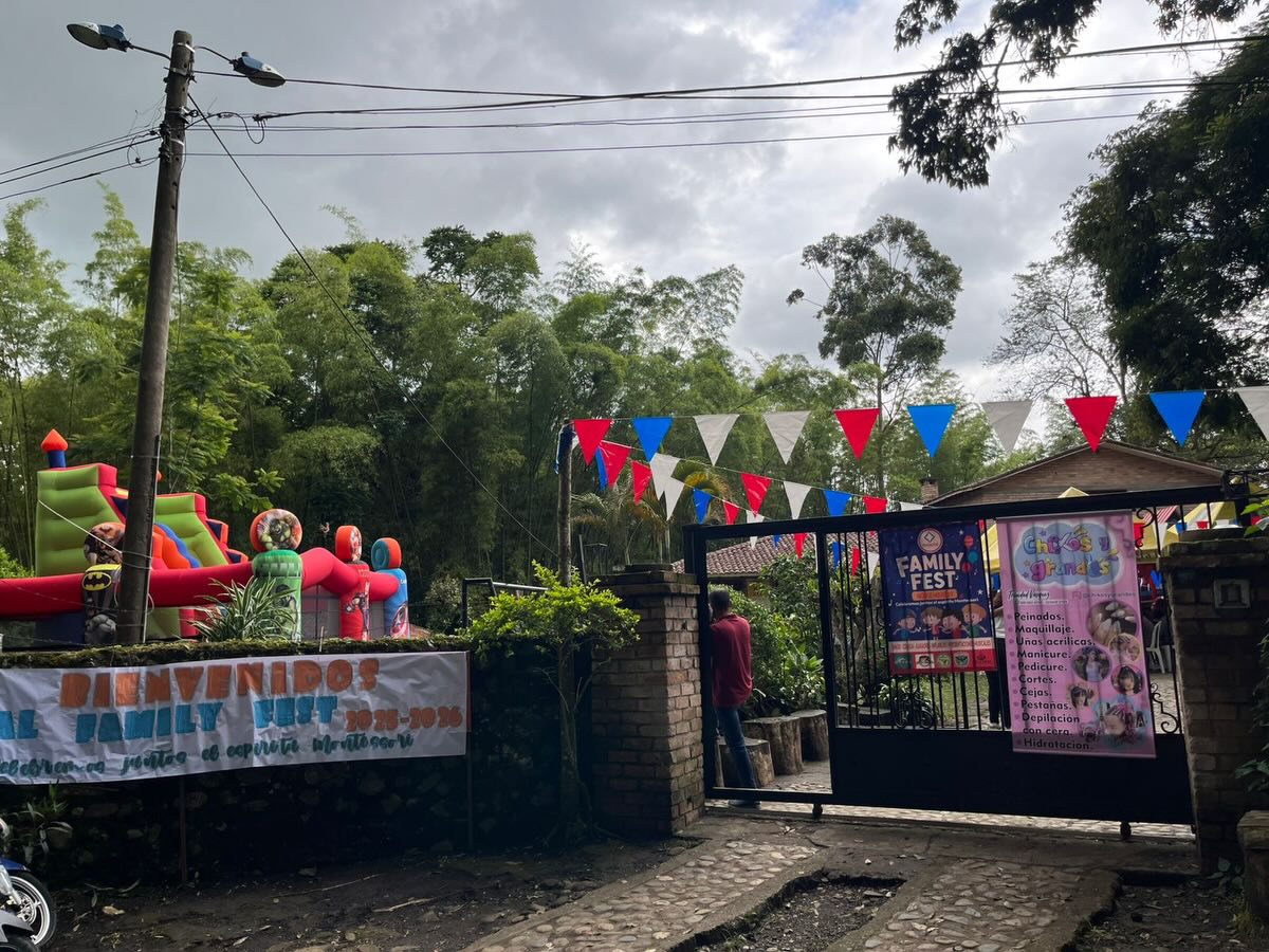 ✨ Queridas familias Montessori ✨
Queremos expresar nuestro más profundo agradecimiento por el maravilloso Family Fest que vivimos juntos. Fue un día lleno de alegría, unión y momentos inolvidables, y todo esto fue posible gracias al compromiso y la entrega de cada uno de ustedes.
A nuestros docentes, gracias por su dedicación y por acompañar cada detalle con entusiasmo.
Al grupo de apoyo y al equipo administrativo, gracias por su organización, esfuerzo y sonrisa constante.
A los padres de familia, gracias por su participación, su energía y por creer siempre en nuestro proyecto.
Y a nuestros estudiantes, gracias por su alegría, su talento y por recordarnos cada día el verdadero sentido de nuestra misión.
Entre todos logramos un evento genial, exitoso y lleno de corazón.
¡Gracias por hacer de este Family Fest una celebración inolvidable!
Con cariño,
Familia Montessori ❤️