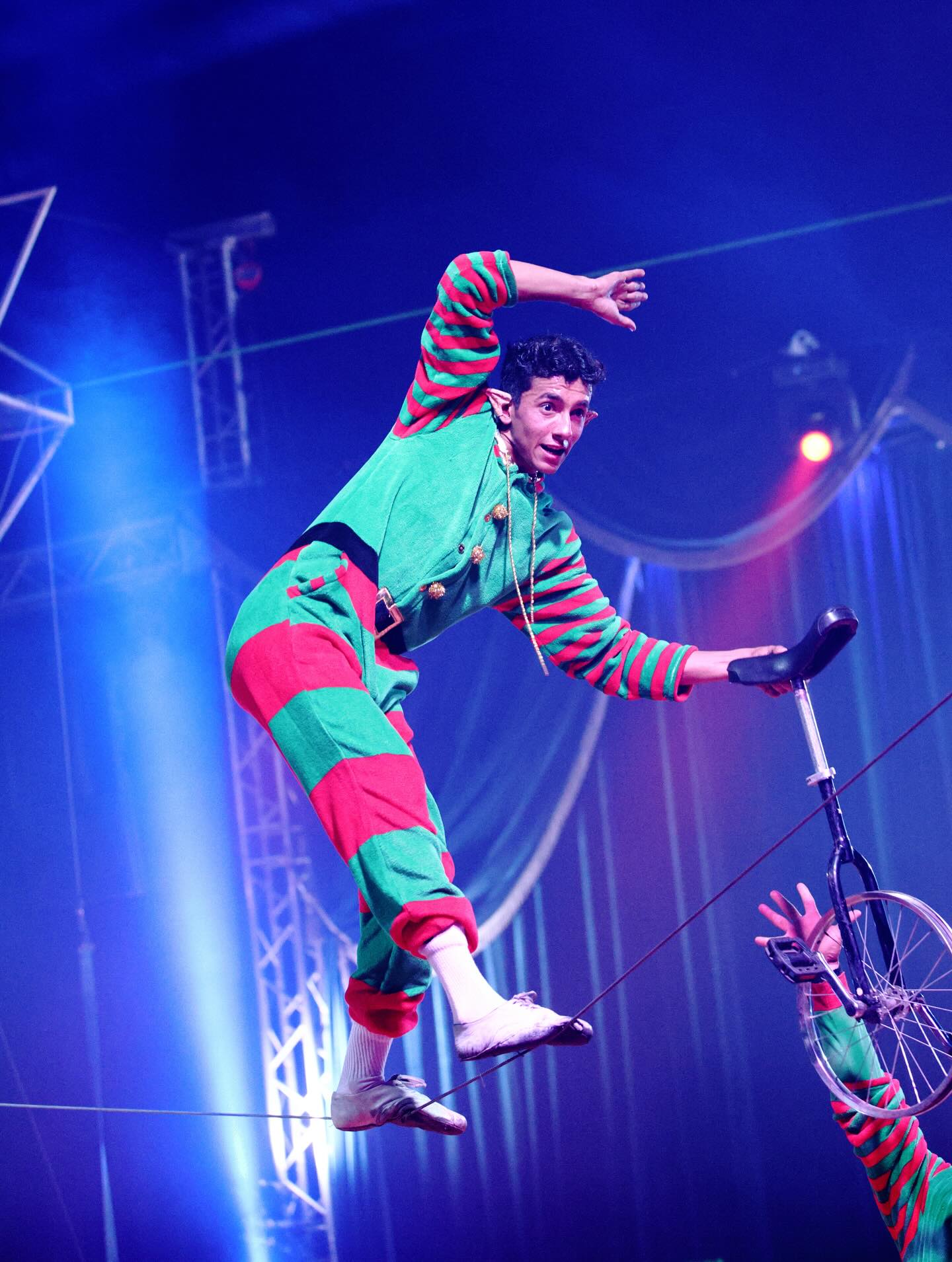 🎄✨ Magic meets Christmas under the big top!
Get ready for a holiday show full of wonder, joy, and jaw-dropping acts. 🎪❤️