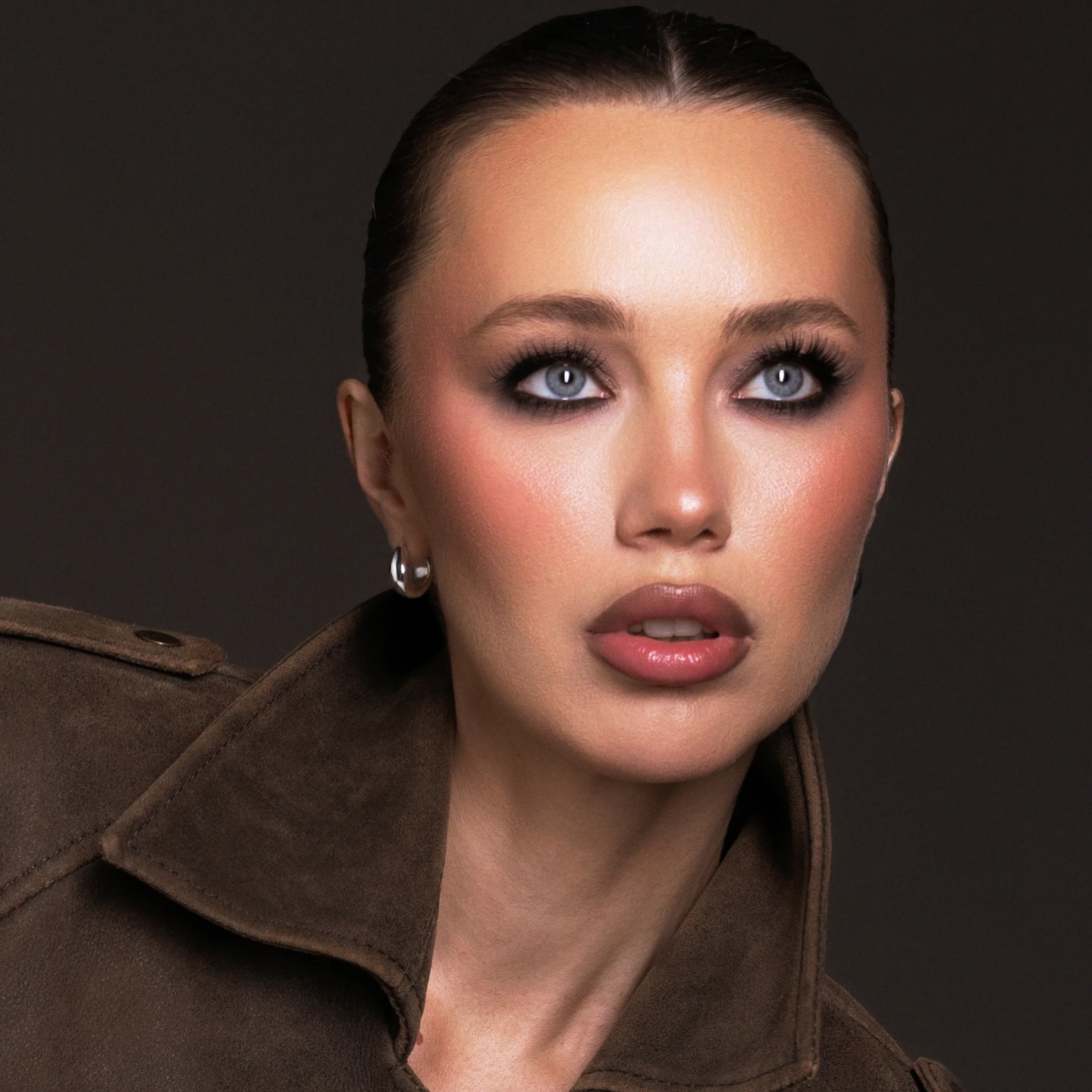 Model @di_the_greate
Photo @annsusiak
Makeup @slavamakeup__
Hairstyle @hairbydivadavon
Studio @mulan.studio