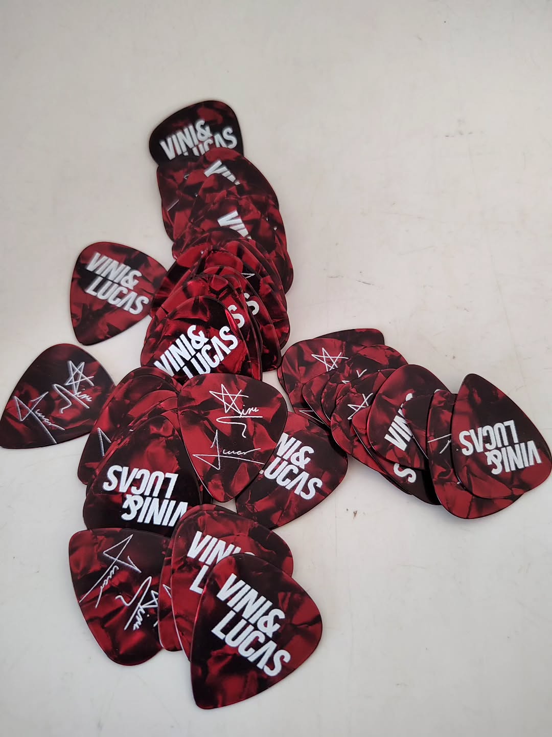 Que tal ter suas próprias palhetas personalizadas? 🎶
Seja para você, sua banda , empresa ou um presente especial, criamos palhetas exclusivas que carregam identidade, estilo e paixão pela música. Agora, queremos compartilhar algumas dessas criações com vocês!
🎸 #AcordesDaNossaHistória 🎶
Cada palheta vai além do design—ela traz memórias e personalidade para cada acorde. Ao longo do tempo, desenvolvemos modelos únicos para músicos que querem expressar seu som de forma autêntica.
Se alguma dessas palhetas te inspirou, que tal transformar suas ideias em algo único? ✨ Entre em contato e crie a sua!
📩 Chama a gente no direct ou clique no link da bio para saber mais!
🔻 Deixe sua marca em cada nota! 🔻
#PalhetasPersonalizadas #MúsicaComEstilo MeuSomMinhaPalheta RiffsComIdentidade NotasQueMarcam MúsicaÉArte PalhetasComHistória FeitoParaMúsicos IdentidadeMusical PersonalizeSeuSom PlayPalhetas CustomPick PalhetaPersonalizada