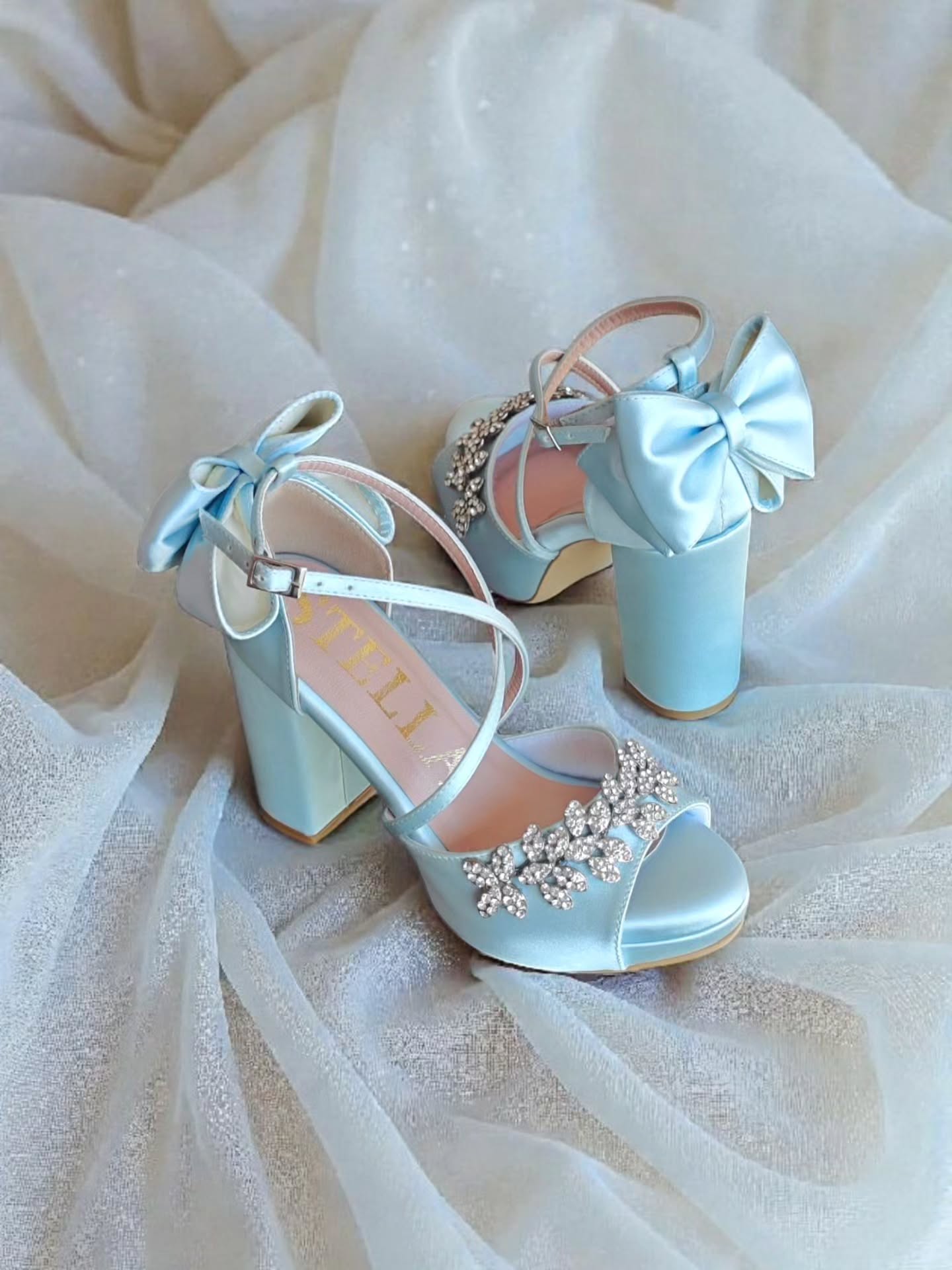 💙✨ Something Blue pero al estilo Stella Shoes.
Zapatos de novia en baby blue con moñito y pedrería hecha a mano…
Un detallito que hace toda la diferencia en tu gran día.
¿Los usarías? 👰🏻♀️💍