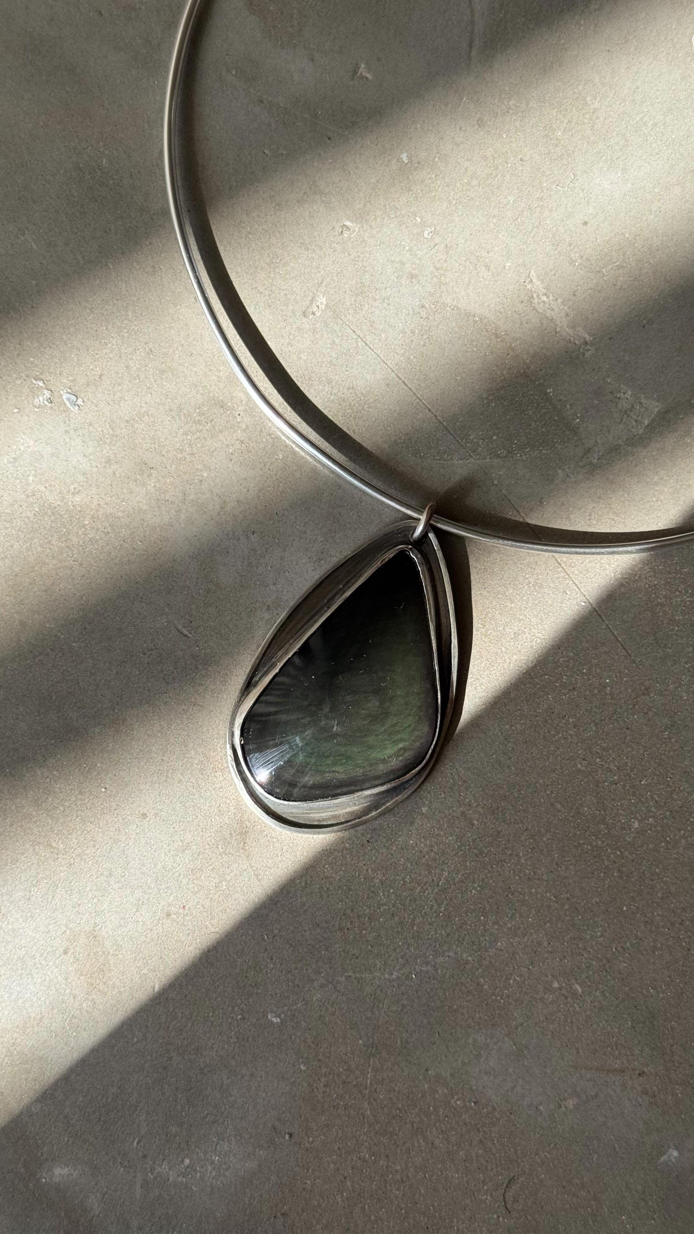 Se siente muy lindo cuando estas cosas pasan 🥹.
•
Me encanta hacer joyería y cada que me envían foto llevando mis piezas me emociono.
•
Gracias por confirmar en mi trabajo 🙏🏼
•
#silversmith #joyeriamexicana #obsidianjewelry #statementsilverjewelry #yuya