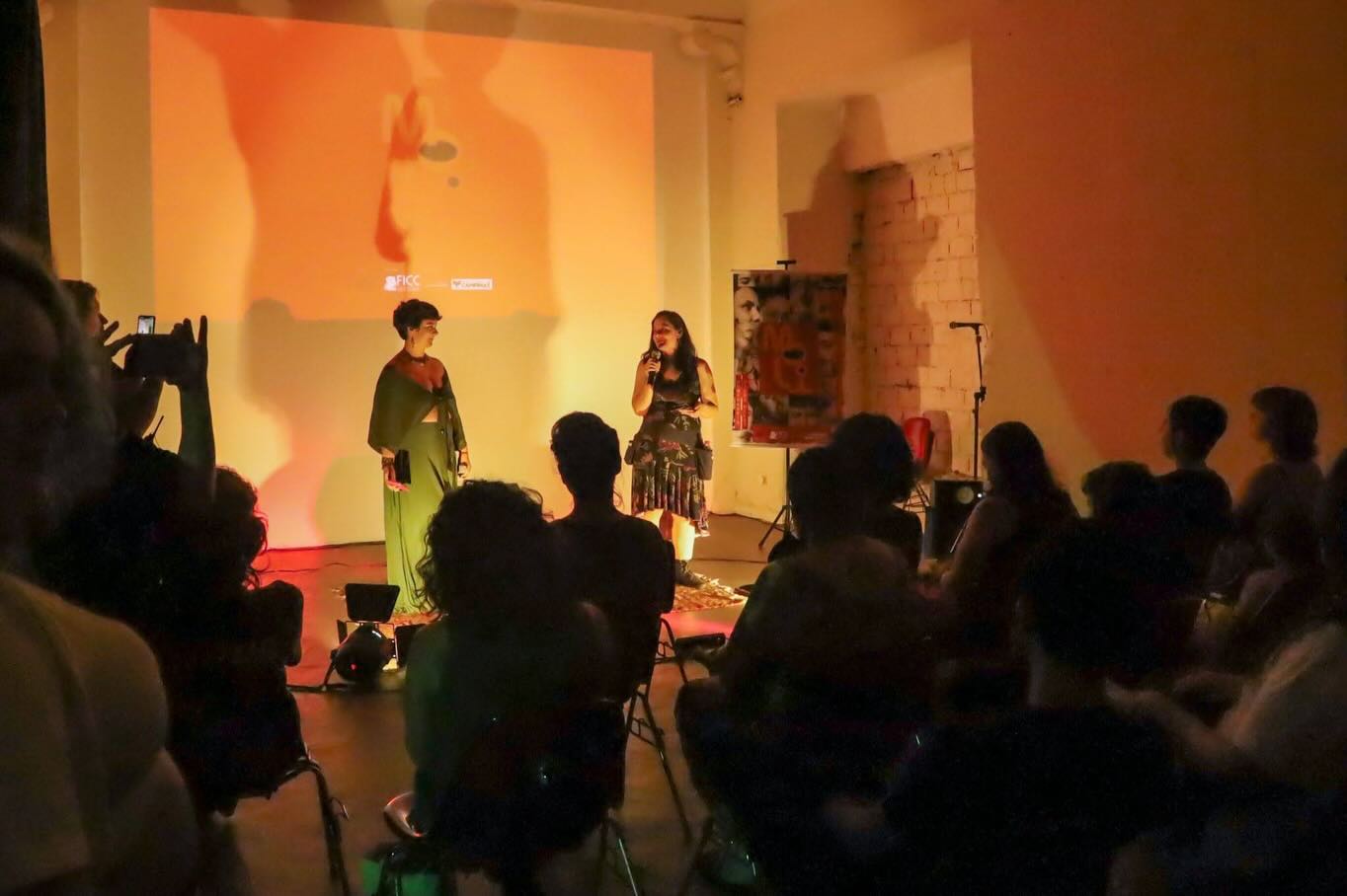 Mais uma edição da MOLI - Mostra Literária de Campinas (@moli.mostraliteraria) realizada com sucesso! 📖 De 7 a 9 de novembro, o MIS Campinas recebeu uma programação linda, com feira literária, oficinas, debates, exposições, teatro e sarau.
O evento é idealizado por Gabriela Guinatti (@gabrielaguinatti), responsável pela programação, atenta a todos os detalhes, além da conexão próxima com artistas e convidados. Sua presença se entrelaça com a de Cris Taguchi, em uma parceria que conduz a coordenação geral, da pré à pós-produção.
Montagem, coordenação de equipes, curadoria de experiências, acompanhamento técnico e gestão de público, tudo conduzido para garantir que autoras, autores e editoras independentes tivessem um espaço à altura da relevância de seu trabalho.
Produzir um evento desse porte é fortalecer o ecossistema literário, ampliar acesso, garantir estrutura de qualidade e criar condições para que a palavra circule, ecoe e permaneça.
Seguimos comprometidas em realizar projetos que valorizam a cultura, a arte e quem as constrói todos os dias!
📷 Registros feitos por @gabi_perissinotto