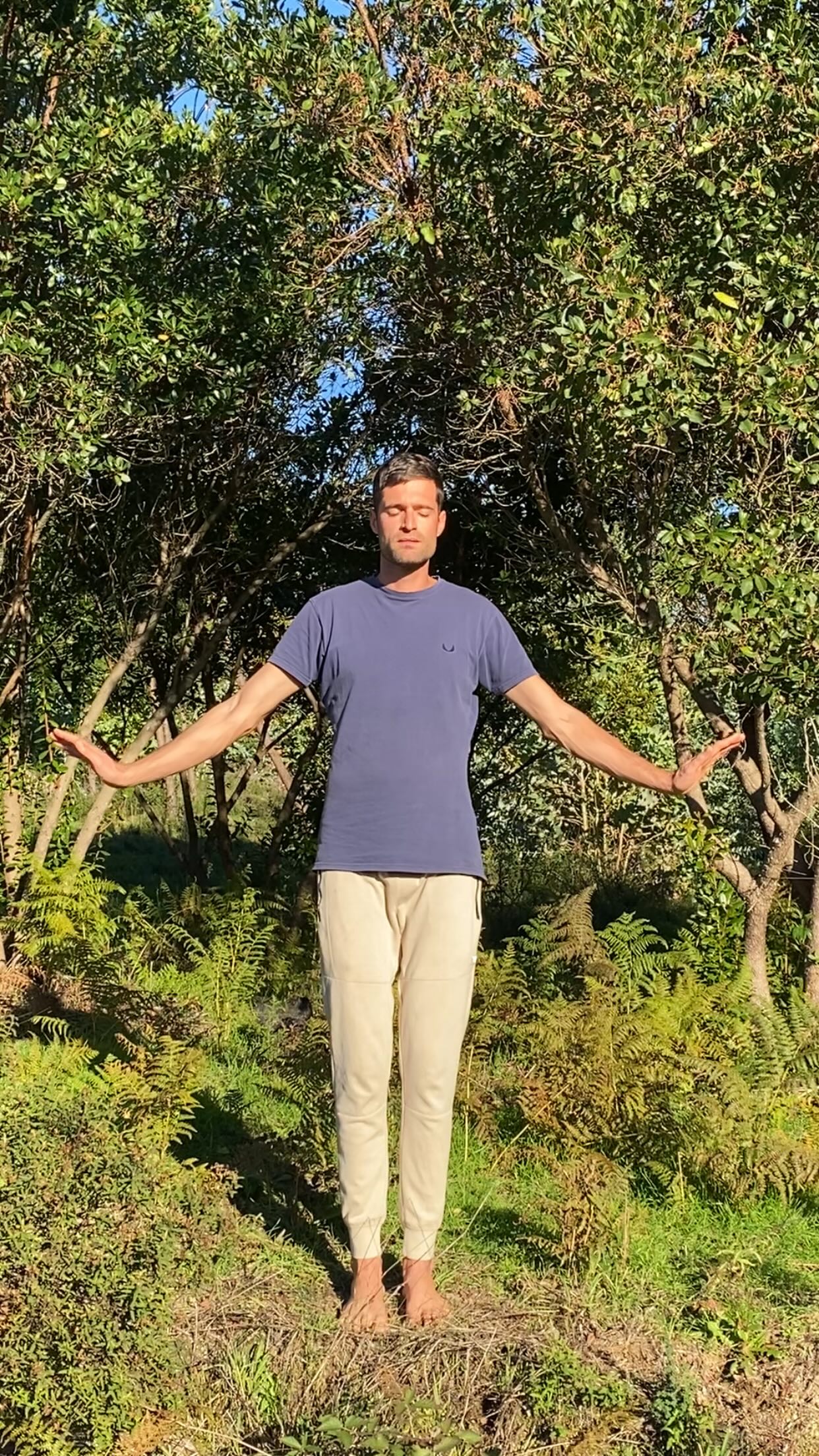 Chen Qi
One of the most powerful exercises of Chi Neng Qi Gong.
Contract stretch, expand, shrink and expand. Open your chest, create a rhythm
Stretch your arms diagonally towards the ground, with your hands at navel height. Pull your shoulder blades together and push them apart, stimulating and mobilizing the body’s Qi while activating the meridians. Your organs and ultimately your entire body will be filled with Qi.
You can start by making the movement large and slow a few times, then gradually speed up and decrease the size of the movement. Be sure to stay connected with your breath and focus on the miracle point between your shoulder blades.
You can visualize that your arms are in a tube or sleeve, allowing you to initiate the movement from your hands and your (Qi)-palm while keeping your arms extended.
This is an important exercise that you can easily do throughout the day, such as while cooking or during various moments, accompanied by your favorite music
With just 5 minutes of training per day, you can completely alleviate tension in the shoulder area, upper back, and neck. The exercise is also effective for chronic conditions and mucus formation, and it strengthens the heart, lungs, stomach, spleen, and kidneys.
Good for the Lymphatic System: The lymphatic system gets activated, allowing for the elimination of waste products.
This exercise not only stimulates your energy flow but also supports your overall health and purification.
#ChiNengQiGong #QiGongPractise #HolisticHealth #QiFlow #HealthyLiving #InnerPeace #BodyMindConnection #Sefcare #ChenQi