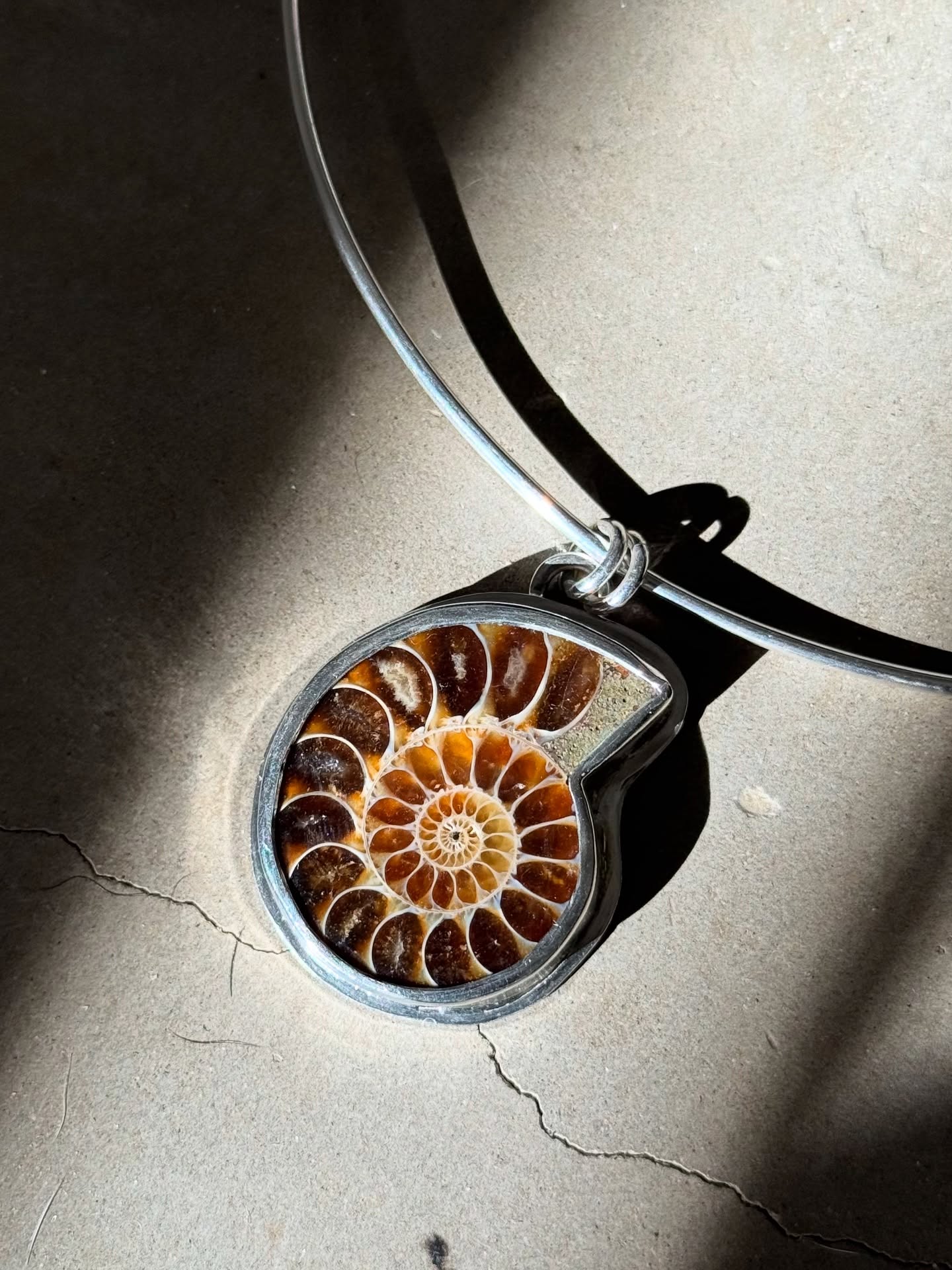 El Mar nos sana, ofrece paz y tranquilidad. 🍃
•
Dije “Mar” elaborado en plata mexicana 950 con fósil amonita.