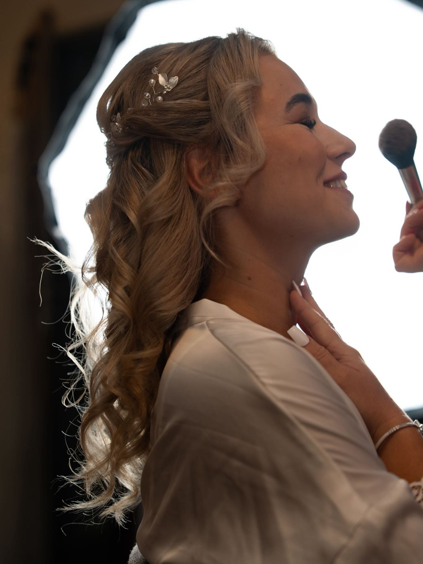 Manchmal sind es die stillen Momente am Morgen der Hochzeit, die für immer im Herzen bleiben.
Wenn die Braut zum ersten Mal ihre Augen schließt, tief durchatmet und realisiert: Heute ist mein Tag.
Als Make-up Artistin darf ich genau in diesem Moment an ihrer Seite stehen – beruhigen, lachen, Emotionen teilen und den Zauber sichtbar machen, der ohnehin schon da ist.
Diese Vorbereitung ist so viel mehr als Make-up. Es ist Vertrauen. Nähe. Und das wunderschöne Gefühl, jemanden auf dem Weg in einen der wichtigsten Tage ihres Lebens begleiten zu dürfen. ✨🤍
Danke an all meine Bräute, dass ihr mich Teil eurer Reise sein lasst.
#Brautstyling #Brautvorbereitung #Hochzeitsmorgen #MakeupArtist #WeddingMakeup Brautmakeup Hochzeitsstylistin BridalGlam EmotionalMoments GettingReady Hochzeit2026 Hochzeit2026 BGL BerchtesgadenerLand SalzburgWedding ChiemgauWedding BrideToBe