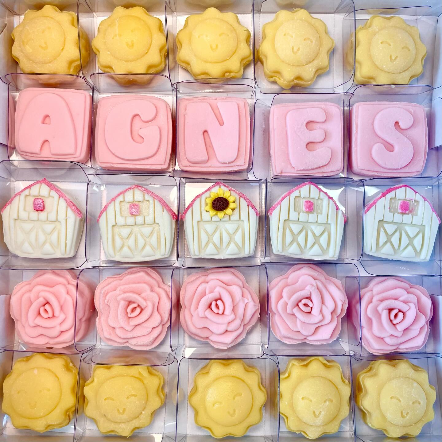 A fazendinha da Agnes 🐮🐔🐷🚜
#brigadeiro #fazendinha #fazendinhamenina #doces #brigadeirofazendinha #brigadeirodeninho #brigadeiropersonalizado #festinha #festa #aniversario #aniversariodecriança