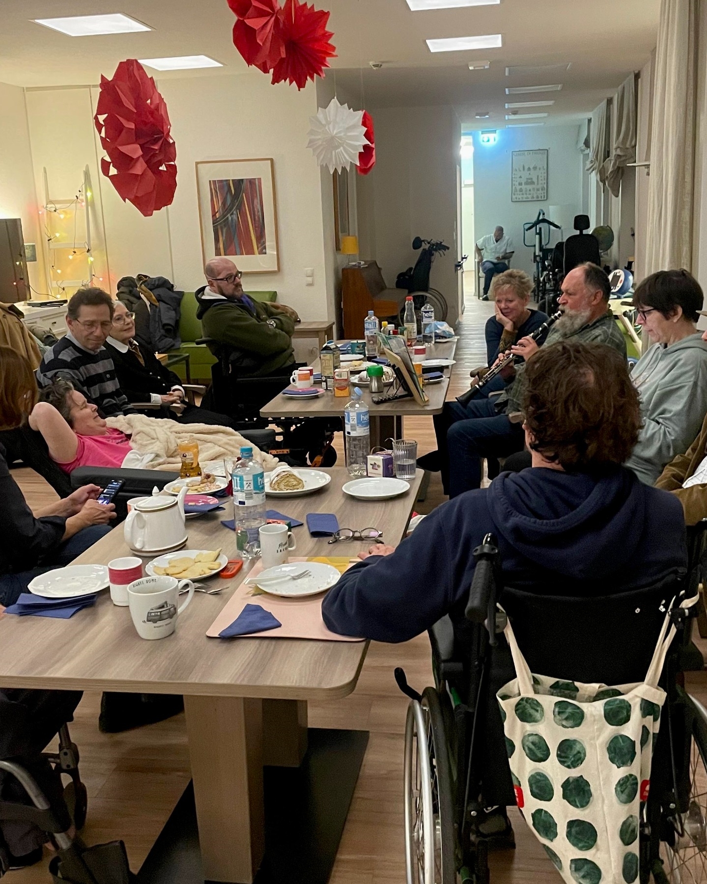 Ein Abend voller Gemeinschaft 💛
In unserer WG haben wir gemeinsam mit unseren Ehrenamtlichen gefeiert – mit Weihnachtsstimmung, Gemütlichkeit und musikalischer Begleitung.
Danke für euer Engagement und eure Zeit. ✨🎄
#Hausfürmorgen