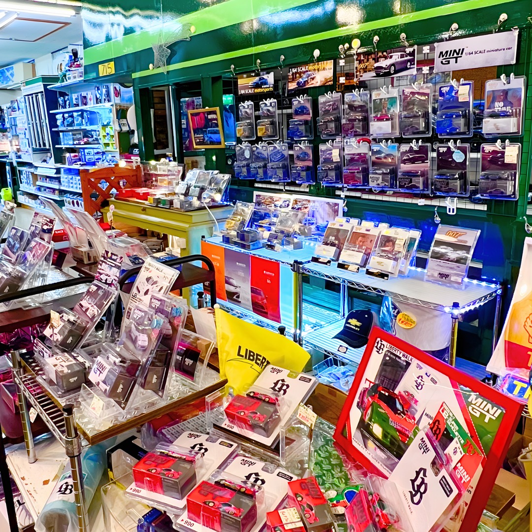 MINI GTのブリスターパッケージ版が複数種類入荷しました!MINI GTをはじめ、販売している1/64スケールミニカーが増えてきたため、徐々にミニカーコーナーを増やしている途中です。
ちなみに、こちらの写真の反対側はリバティーウォークなどのミニカーが並んでおります!
最近は商品のアップの写真が多かったので、今後は店内写真なども時々公開していきたいと考えております。
今回入荷したMINI GTのミニカーは以下の通りです↓
・1/64スケール MINI GT「NSX-GT Type S GT500 SUPER GTシリーズ2023 #64"Modulo NSX-GT"Modulo Nakajima Racing」ミニカー
販売価格:3,300円(税込)
・1/64スケール MINI GT「日産GT-R NISMO 2024」(NISMOステルスグレー)ミニカー
販売価格:2,530円(税込)
・1/64スケール MINI GT 007モデルカーコレクション「フォード マスタング マッハ1 "ダイヤモンドは永遠に"(1971)」ミニカー/日本限定パッケージ
販売価格:2,970円(税込)
・1/64スケール MINI GT「ポルシェ 911 ダカール」(アイスグレーメタリック)ミニカー
販売価格:2,860円(税込)
・1/64スケール MINI GT「ランボルギーニ・レヴエルト」(ジャッロ)ミニカー
販売価格:2,530円(税込)
・1/64スケール MINI GT「ランボルギーニ・ウラカンSTO」Bianco Asopo(ホワイト)ミニカー
販売価格:2,860円(税込)
・1/64スケール MINI GT「日産スカイライン GT-R R32 Veilside コンバット C-I」(ジェムレッド)ミニカー
販売価格:2,530円(税込)
・1/64スケール MINI GT「シボレー コルベット Z06 2023」(エルクハートレイクブルーメタリック)ミニカー
販売価格:2,860円(税込)
・1/64スケール MINI GT「メルセデス マイバッハ S680」(ゴールド/ダークレッドメタリック)ミニカー
販売価格:2,860円(税込)
・1/64スケール MINI GT「ベントレー・フライングスパー」(オレンジフレーム/オニキス)ミニカー
販売価格:2,530円(税込)
★今回の入荷品は全てブリスターパッケージ仕様のものとなっております。
実はこの他にも色々と1/64スケールミニカーが入荷しているのですが、数が多いので今回はMINI GTだけにしました。
他のアイテムは後でまたご紹介します!
スターホビー(店舗)
https://www.starhobby.jp/
〒680-0942 鳥取県鳥取市湖山町東4丁目87
営業時間
平日:PM12:00-19:00 土日祝日:AM10:00-PM19:00
定休日:毎週木曜日
ECサイト(ネットショップ)
スターホビーミニカーストア
https://store-starhobby.com/
#minigt #164diecast #minicar #ミニカー #ホビーショップ #ミニカーショップ #鳥取 #スターホビー