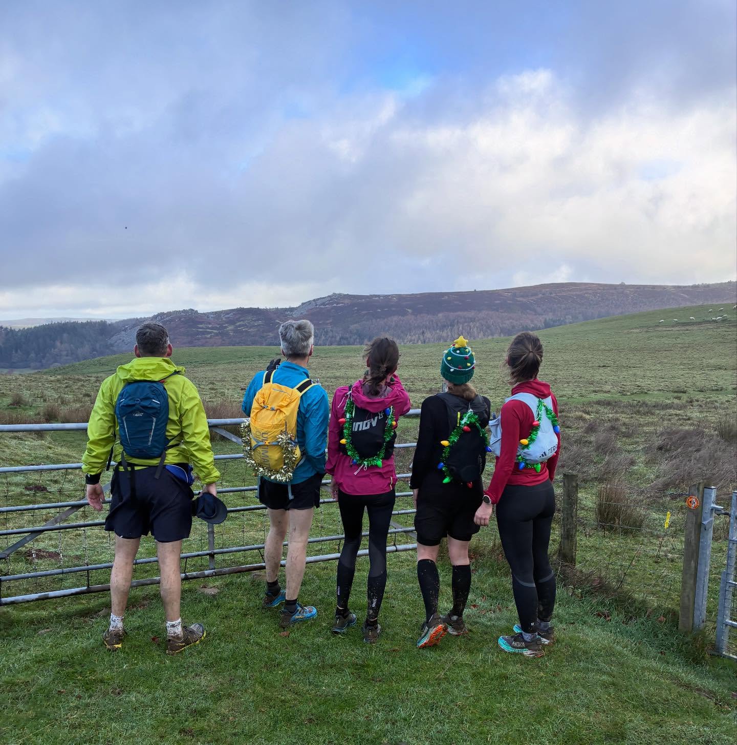 🏃♀️ The 2025 Wandering Wintertime Wobble! 🧑🎄
✅ Lovely route with plenty of mud and chilly breeze
✅ Fairy-lit backpacks and aid stations full of Christmas cheer (plus cake, and even sherry at the Stiperstones Inn)
✅ Excellent company as always and plenty of friendly faces to catch up with
Thanks so much to the @ldwa_org and brilliant team who organised the event, second year in a row I’ve thoroughly enjoyed it from start to finish 😊🙏
Wishing you lots of festive fun and fresh air this Christmas! 🎄
#trailrunning #shropshirehills #happieroutside