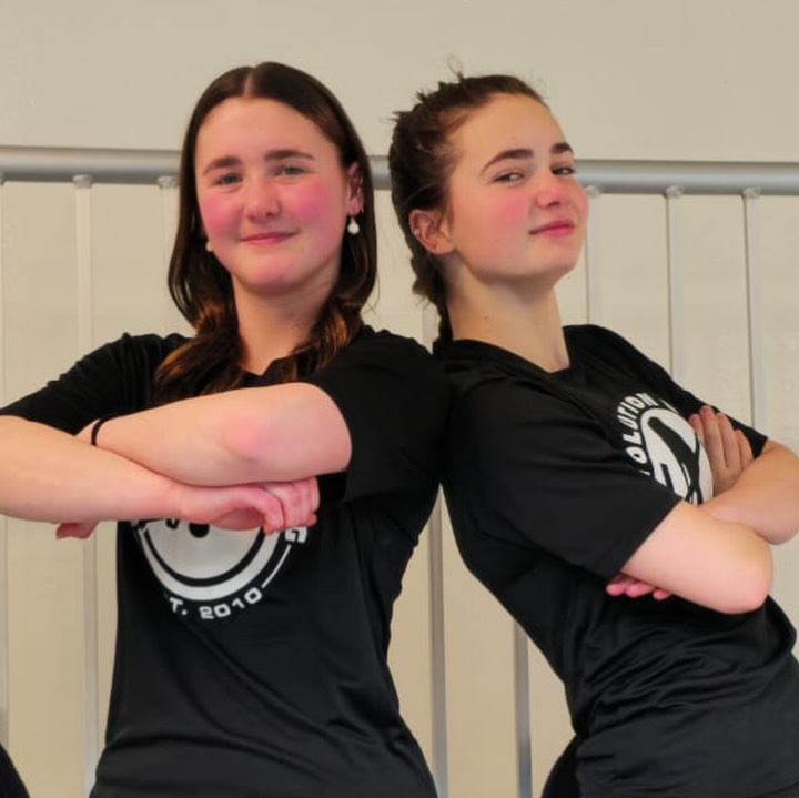 A couple of our ladies traveled to Calgary this weekend to compete at Winter Senior Nationals!
They proudly represented our team on the 1M:
• Corden finished 12th
• Every placed 10th
We’re back home cheering you on and celebrating your hard work and grit. 👏 💦
Meanwhile at our home pool, we’re getting ready for our first mock competition tomorrow morning at Pan Am Pool — the Candy Cane Classic! ☃️🎄
Our team spirit is strong across the province’s today!
Let’s go team! 💪✨
On another note, Learn to Dive registration is open tomorrow 💦
@sserbik
@oleg_ssk
@ilya_yonan
@divemanitoba