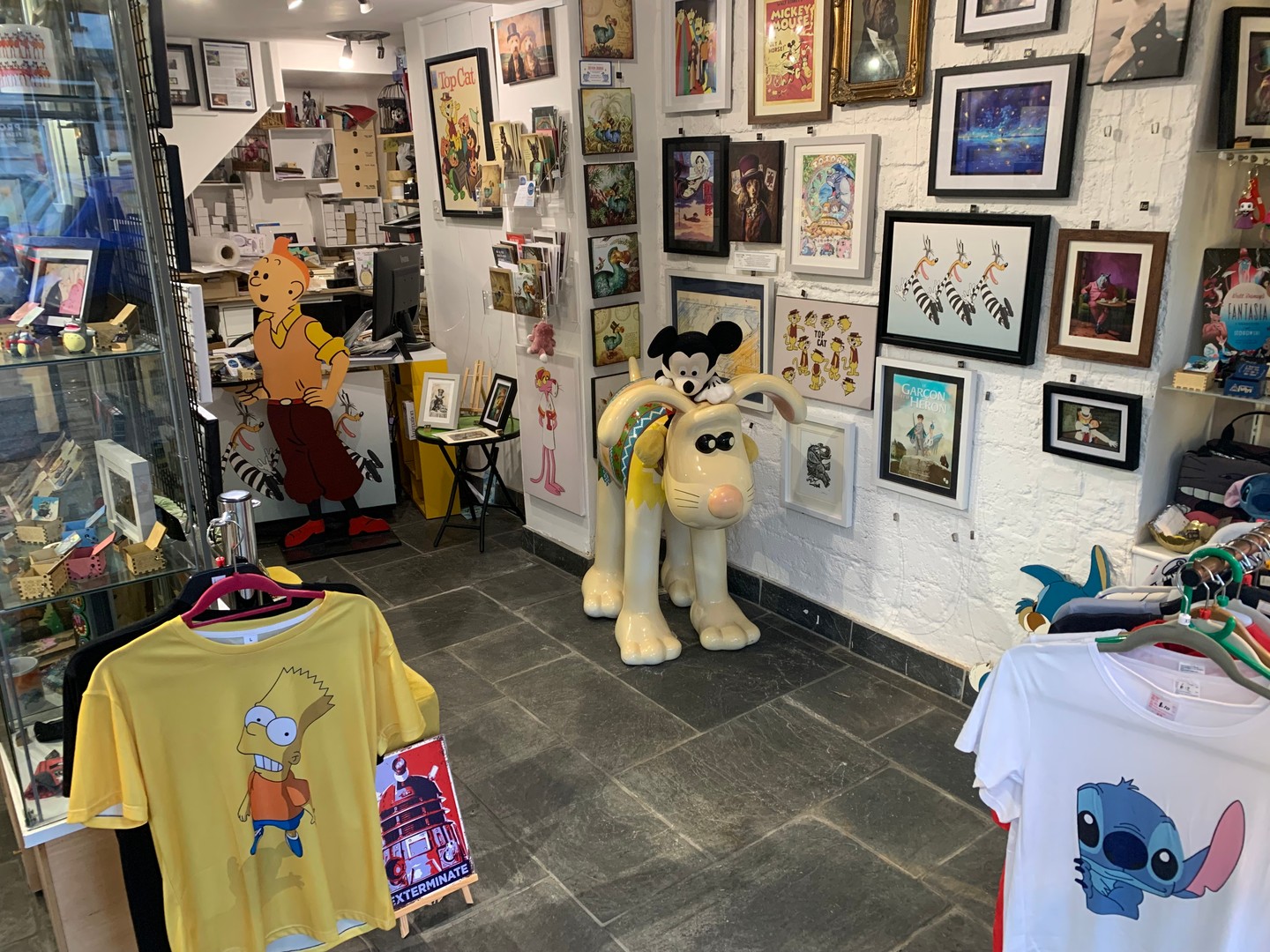 This corner of the gallery bursts with characters! From the quirky yellow of Bart Simpson's T-shirts to the giant Gromit😄
#AnimationArt #GhibliStudio #Futurama #AliceInWonderlandArt #PetPortraits #CreativeDesign
Explore more pet art at my Etsy shop: augustusdodo.etsy.com!