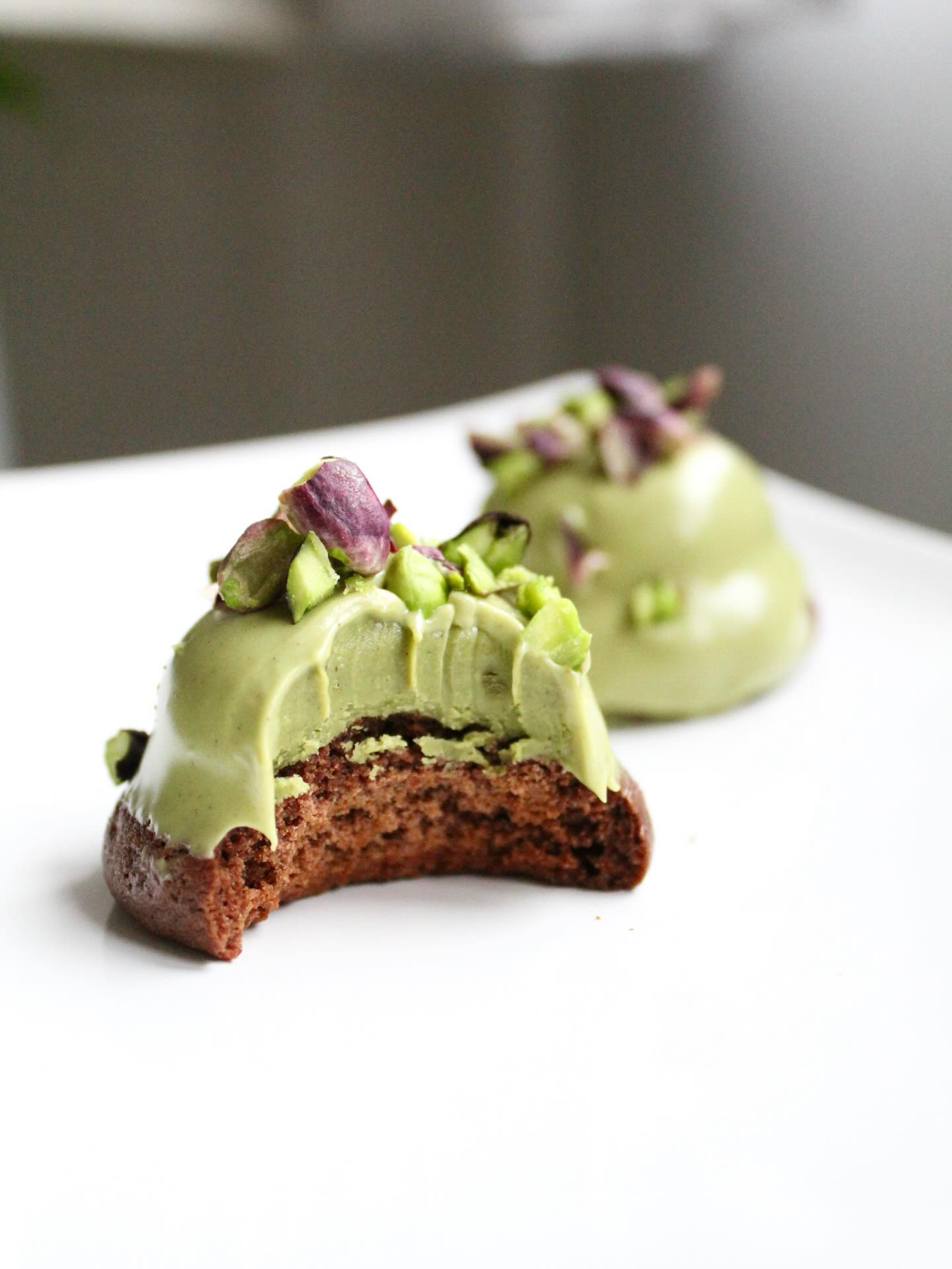 RAMA DI NAPOLI —
Biscotto al cioccolato com espciarias e creminho de pistaches da IMPAZZIRE!