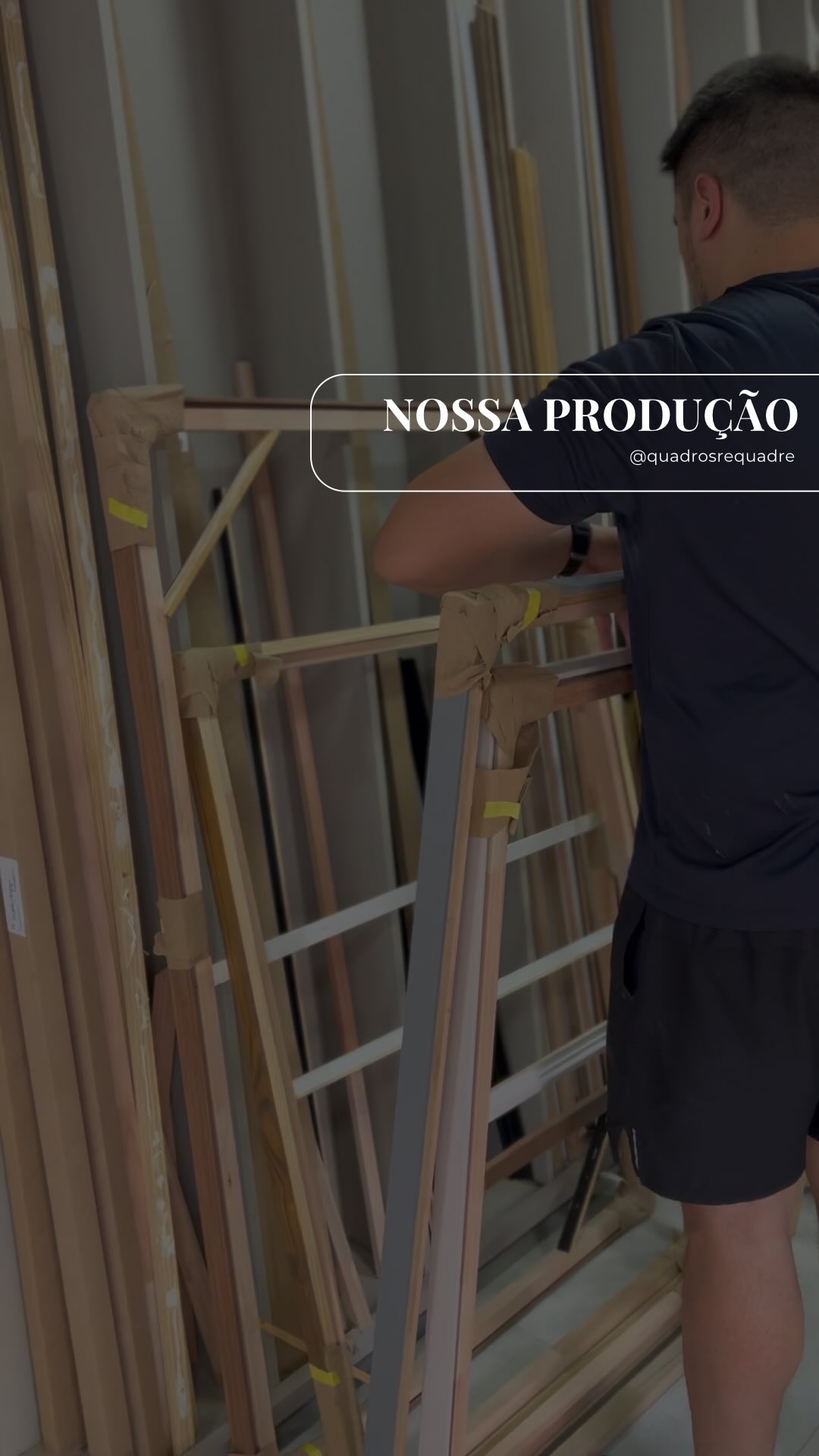 Por trás de cada quadro existe um processo cheio de cuidado: Produção própria, cuidado real e qualidade em cada detalhe. Cada quadro é conferido um a um antes de chegar até você.
✨ Quer transformar seu ambiente? Me chama aqui!