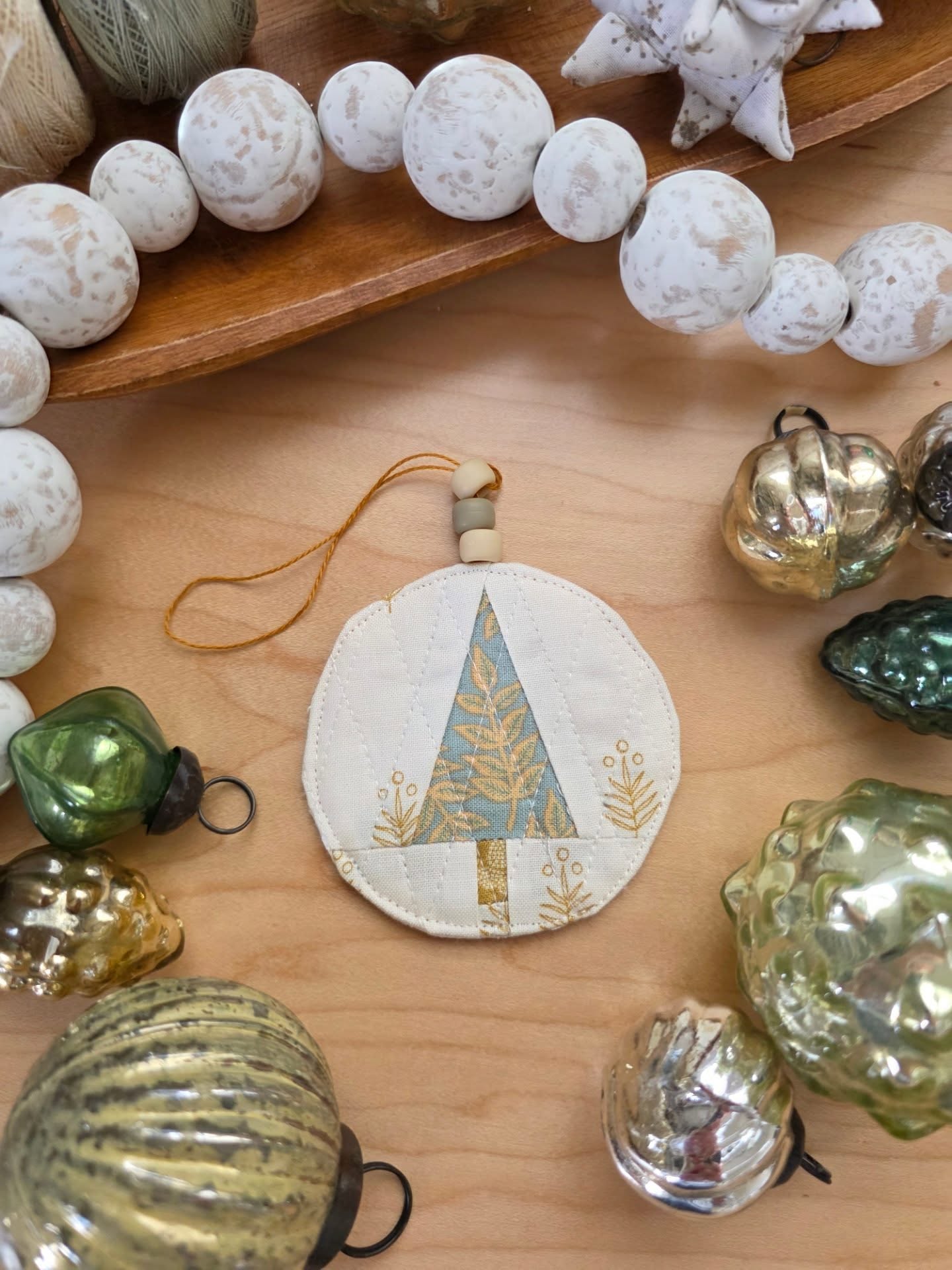 Do you get all your holiday projects done by December 1st or are you a last minute maker? I'm a mix of both and try getting my big projects done early and then sprinkle in little projects throughout the month.
If you're looking for a quick and easy holiday project, check out this Pocket Pine ornament tutorial I made inside the @modernmakesmembership hosted by @alderwoodstudio. Bonus, it includes instructions for making a mug rug too!
Whether you're done making for the season or are finishing up last minute makes, I hope you have a wonderful holiday season! ❄️🌲❄️
#pocketpine #modernmakesmembership #heckyessewco #heckyespatterns