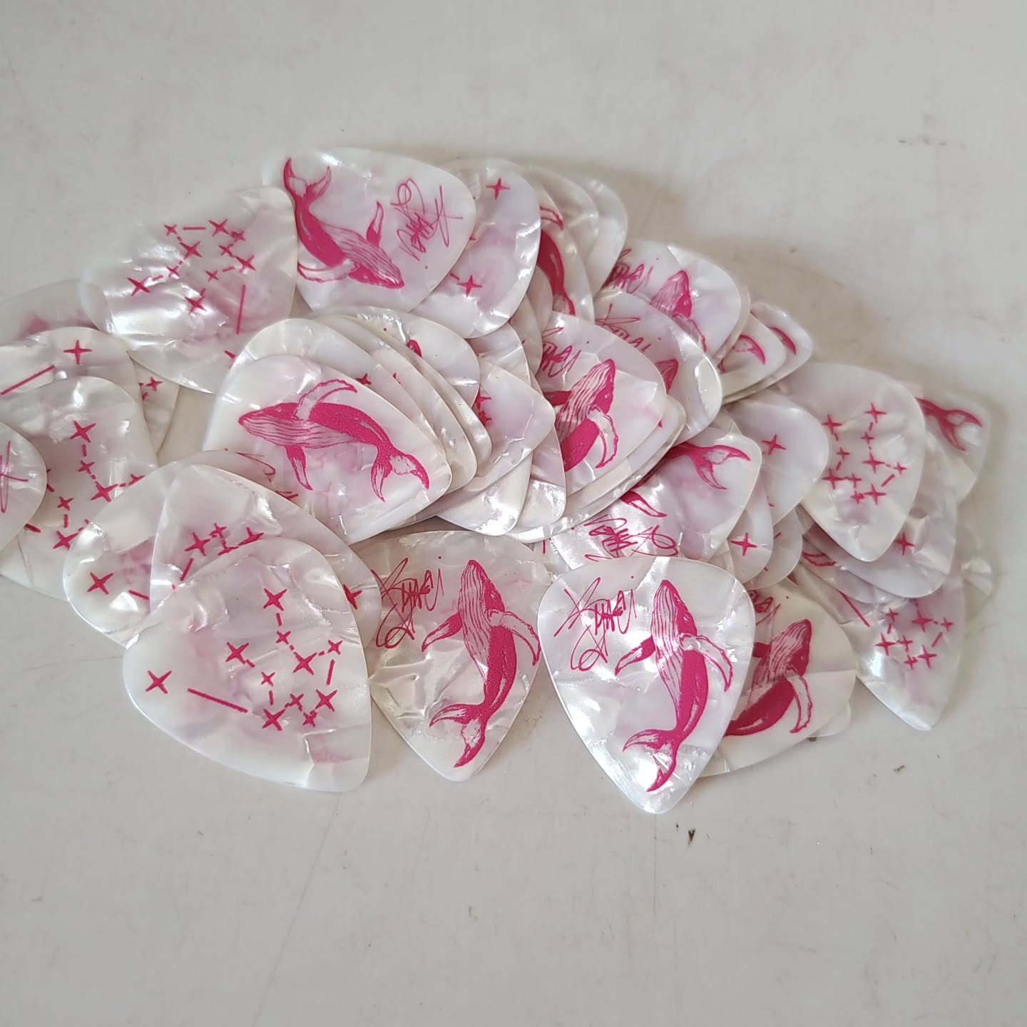 Que tal ter suas próprias palhetas personalizadas? 🎶
Seja para você, sua banda , empresa ou um presente especial, criamos palhetas exclusivas que carregam identidade, estilo e paixão pela música. Agora, queremos compartilhar algumas dessas criações com vocês!
🎸 #AcordesDaNossaHistória 🎶
Cada palheta vai além do design—ela traz memórias e personalidade para cada acorde. Ao longo do tempo, desenvolvemos modelos únicos para músicos que querem expressar seu som de forma autêntica.
Se alguma dessas palhetas te inspirou, que tal transformar suas ideias em algo único? ✨ Entre em contato e crie a sua!
📩 Chama a gente no direct ou clique no link da bio para saber mais!
🔻 Deixe sua marca em cada nota! 🔻
#PalhetasPersonalizadas #MúsicaComEstilo MeuSomMinhaPalheta RiffsComIdentidade NotasQueMarcam MúsicaÉArte PalhetasComHistória FeitoParaMúsicos IdentidadeMusical PersonalizeSeuSom PlayPalhetas CustomPick PalhetaPersonalizada