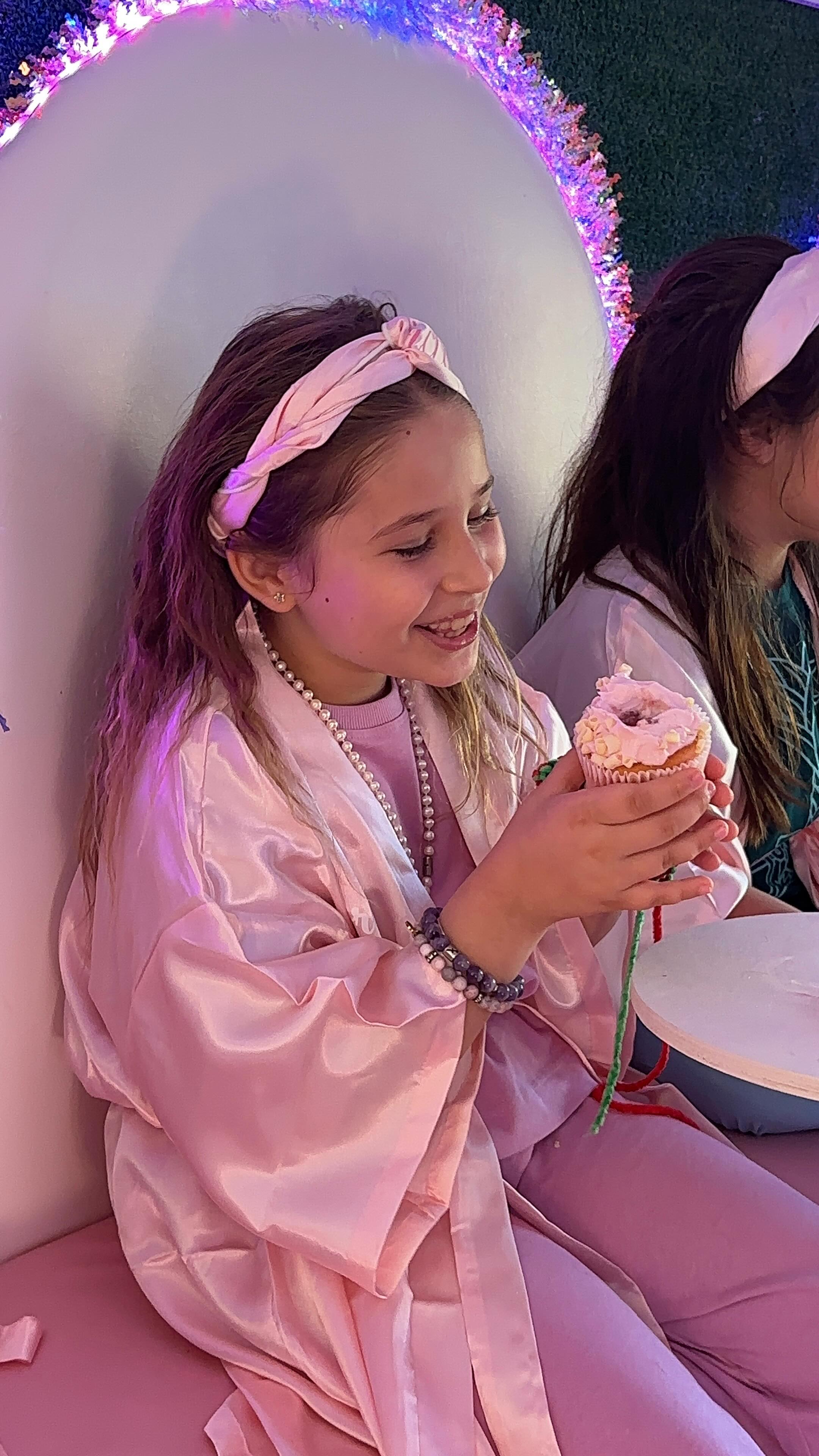 POV: your mom booked the best mobile spa bus for kids in Louisiana ✨
Two Peas in a Spa brings the ultimate kids spa party right to your driveway robes, facials, music, and all the vibes. No stress, we handle it all.
Perfect for birthdays, girls’ days, and kids spa parties.
📍 Serving Louisiana
🔗 Book at www.twopeasinaspa.com