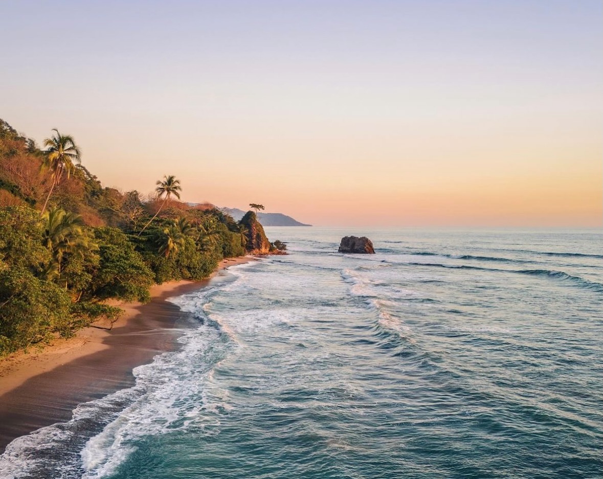 El Peñón de Santa Teresa. 💛💚💛
#landmark #santateresacostarica #playasantateresa #costarica #magicplace