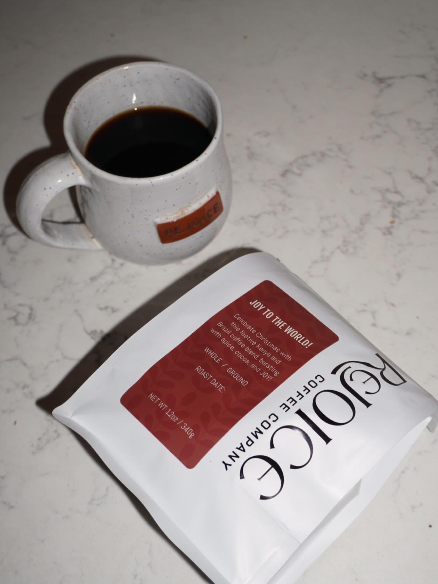 🎄☕️ Celebrate Christmas with this festive, limited-edition coffee! Crafted with beans from Kenya and Brazil, this blend offers subtle notes of spice and cocoa— and a whole lot of ✨JOY✨