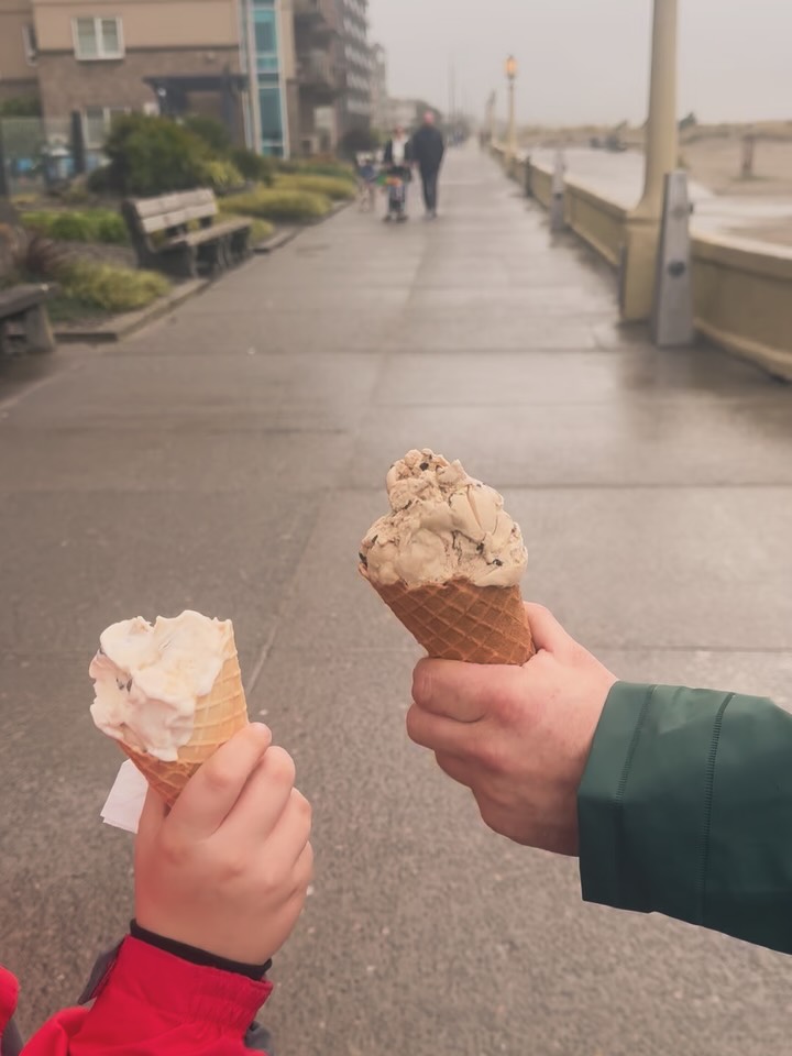 A few weeks back, when, as a small business owner, I should have been first Fridaying, I did just the opposite. I went out of town and had rainy day ice cream with my favorite dudes, caught a few insanely beautiful sunsets with family while Chuck lived his best life as a beach dog, traveled through fairy portals through the ancient doug fir forest and took the muddiest hike I may have ever taken. I did manage to jump right into maker mode once I returned home and it’s been nonstop ever since. And although my body is being called into deep rest as we approach the Winter solstice, l managed to create these sweet gift boxes for some pre orders this year and will even have some available this weekend at @berkeleyherbalcenter Winter Market.
I love love love this community and, as tired as I am, I look forward to gathering once again. If you’re in the Bay, come by! There will be offerings of hot soup and herbal elixirs for the community and plenty of merriment to be had. This Sunday from 11-4 ✨✨✨
We also have a big announcement we’ll be sharing at our @goldenrosebotanicals booth. We can’t wait!
#herbalmedicine #communtiyherbalism #goldenrosebotanicals #herbalist