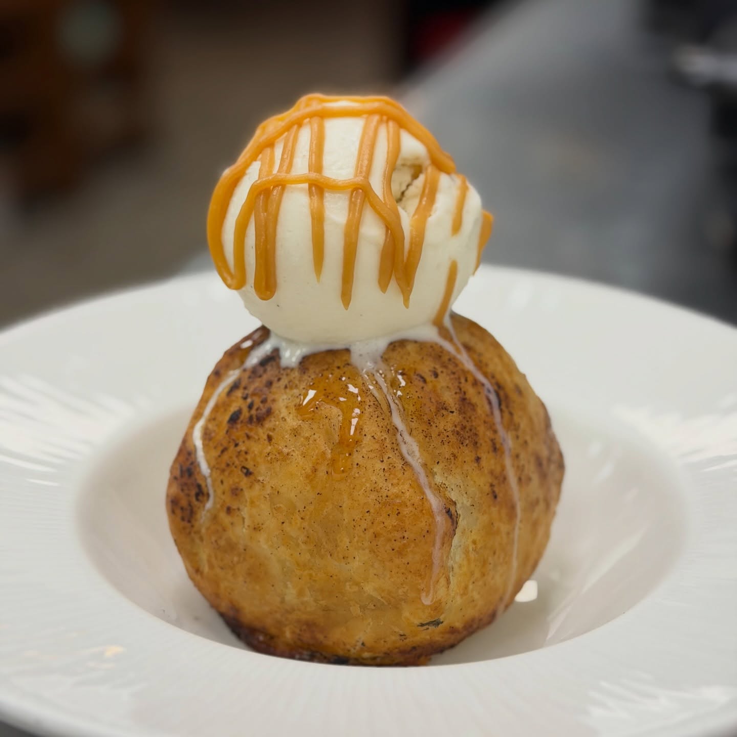 Apple Puffy Ala Mode ☃️
Selling out fast!
#pastrychefs #snowmanpuffy #applepuffs #dessertlovers #dessertfirstplease #gelato #limitedtime
Located at @pearlridge