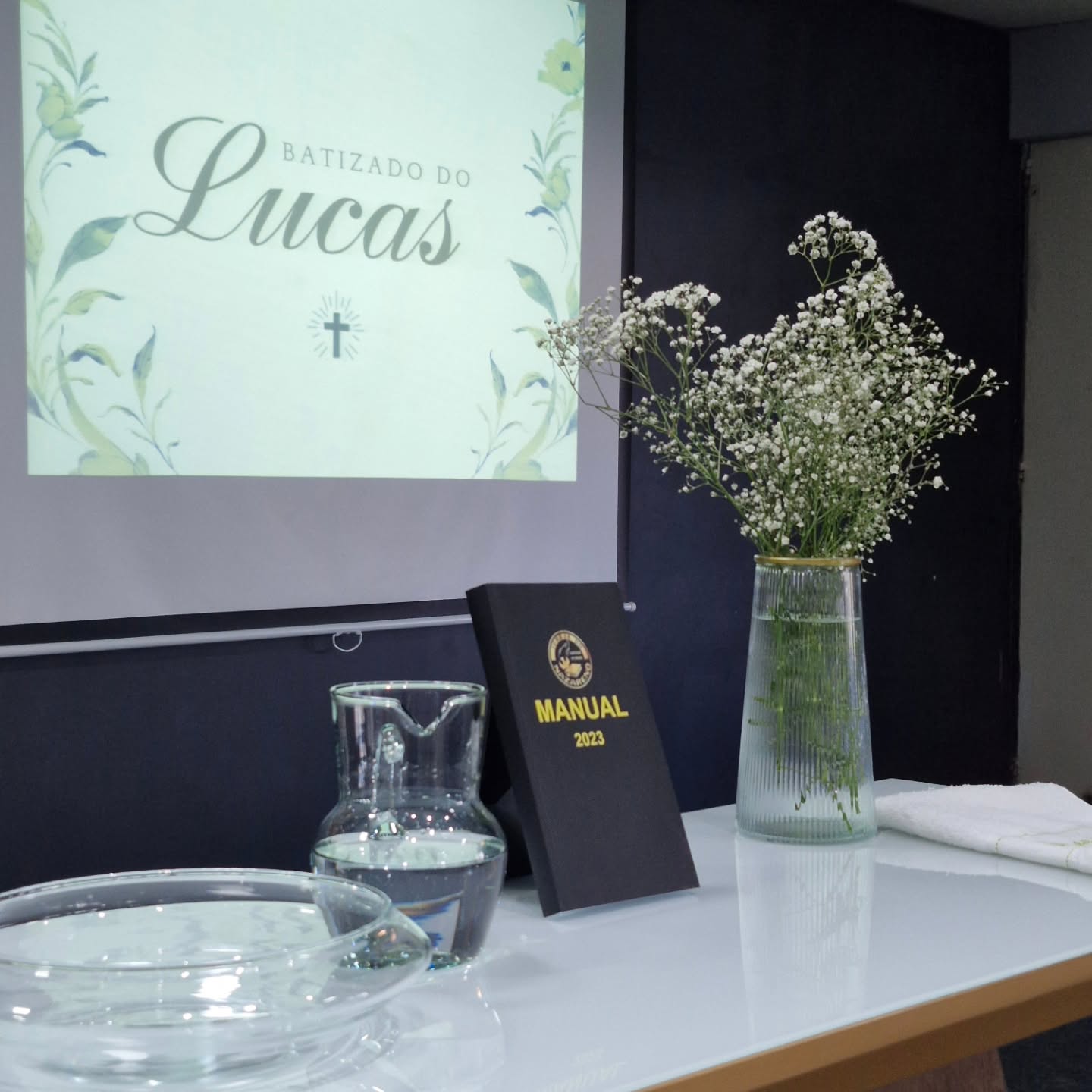 Gratidão transborda!
O nosso coração está cheio de alegria e gratidão! Ontem, celebramos o batismo do nosso amado Lucas. Foi um momento de muita emoção, marcando um passo importante na sua jornada: a recepção na comunidade de fé.
Agradecemos a todos os que estiveram conosco, tornando este dia ainda mais especial e abençoado.
Que o Eterno guie sempre os seus passos, filho! Te amamos! ❤️
O Que é o Batismo?
O batismo é o sinal da Nova Aliança que Deus estabeleceu com a humanidade. Na Antiga Aliança, esse sinal era a circuncisão, que acontecia de duas formas:
• Circuncisão de adultos — aplicada a estrangeiros que desejavam unir-se ao povo de Deus. Exigia profissão de fé no Deus de Israel.
• Circuncisão de crianças — aplicada aos filhos de crentes, reconhecendo que pertenciam ao povo da aliança, sendo consagrados a Deus e acolhidos na comunidade da fé.
Em Colossenses 2.11–12, o apóstolo Paulo ensina que o batismo é o sinal que substitui a circuncisão, marcando agora a entrada na Nova Aliança inaugurada por Cristo.
Que privilégio indescritível participar deste ato sagrado e batizar o meu filho, Lucas Santos Borduam, dedicando-o ao Senhor e recebendo-o na comunidade da fé.
#parágrafo702 #artigodeféXII #manualigrejadonazareno