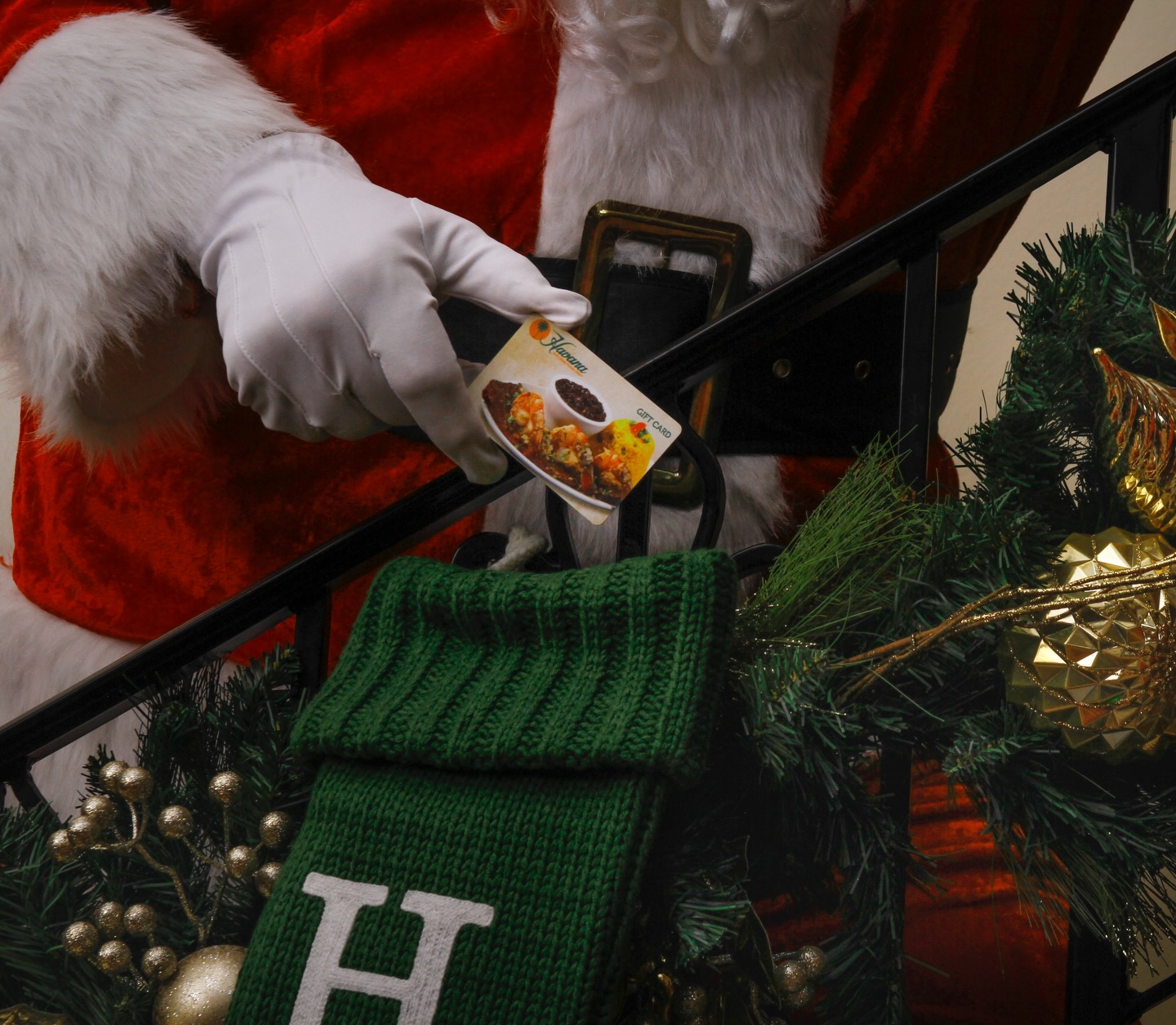 This holiday season, give the gift that everyone will truly adore. Shop our online store for gift cards, coffee, and more! Link in bio #havanacubanfood