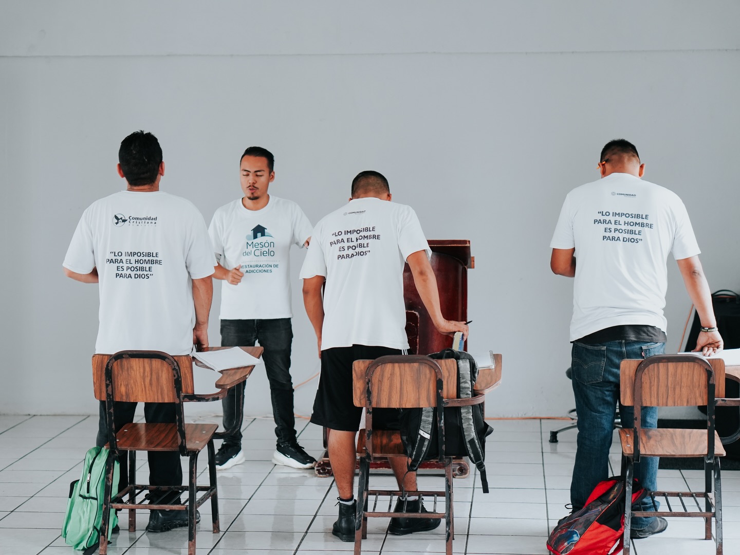 En el Mesón del Cielo nos importa el crecimiento espiritual de cada persona. 🌿
Creemos que al conocer y vivir la Palabra de Dios, encontramos verdadera restauración, propósito y esperanza. 💙