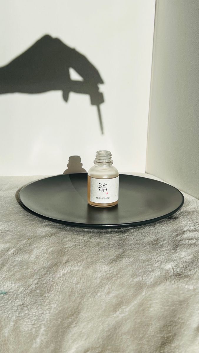 Piel seca tipo “papel crepé” 🤍✨
La llamamos así porque se arruga fácilmente, es fina, frágil y luce como si se “quebrara” al moverla, igual que el papel crepé.
Es un signo frecuente en:
• Fotoenvejecimiento crónico
• Déficit de hidratación profunda
• Pérdida de colágeno y elastina
• Trastorno de la barrera cutánea