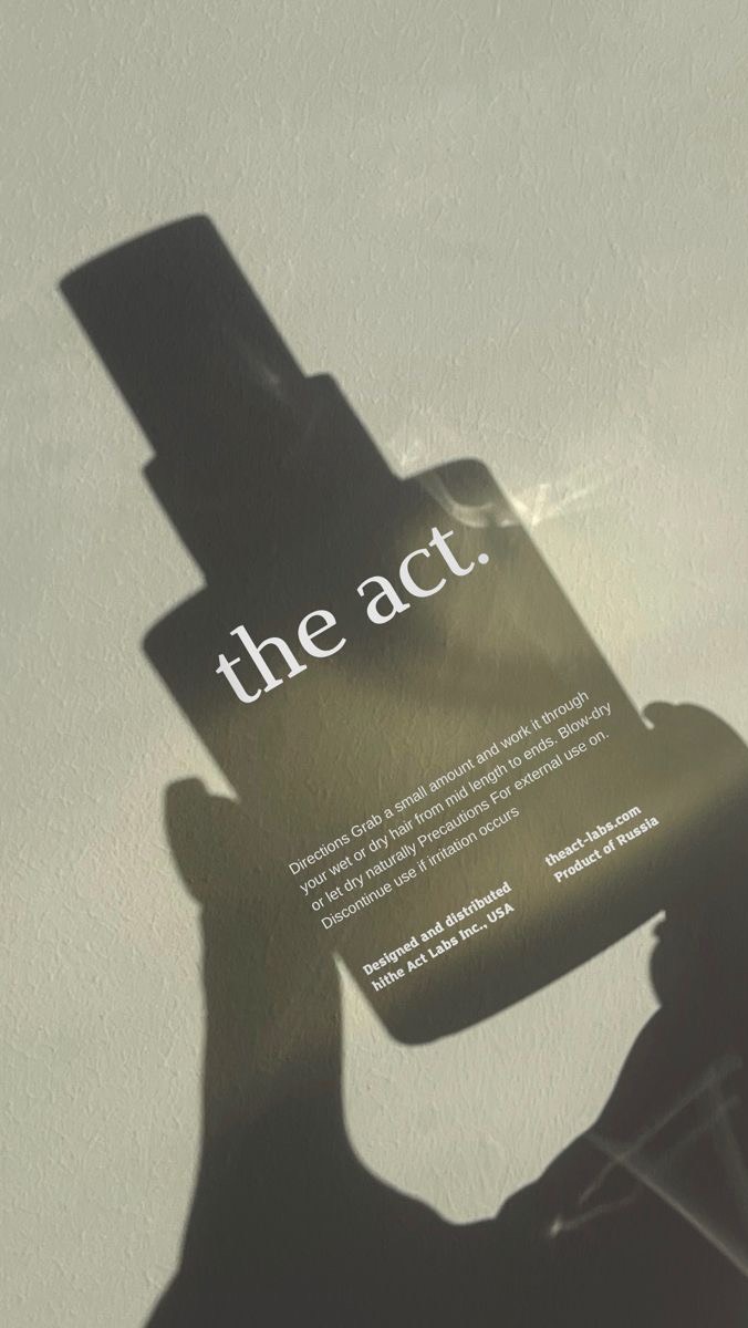 No, la medicina estética no es “solo botox”.
Es salud cutánea. Es prevención. Es entender tu piel como un órgano, no como un filtro.
✨ Mejoro la calidad de tu piel
Manchas, textura, poros, hidratación, inflamación.
Trabajo desde la fisiología, no desde las tendencias.
✨ Armonizo tu rostro sin perder tu esencia
No te cambio. No busco estandarizarte.
Mi objetivo es que se vea tu mejor versión, no una copia de Pinterest.
✨ Prevengo el envejecimiento
Antes de que aparezca la flacidez, antes de que la piel pierda soporte,
estimulo colágeno, mejoro densidad y mantengo estructuras sanas.
✨ Te cuido con medicina real
Valoración seria, decisiones médicas, tratamientos personalizados y resultados honestos.
Nada de promesas vacías, nada de “milagros”.
Porque la medicina estética no es vanidad:
es salud, prevención y responsabilidad con tu piel.