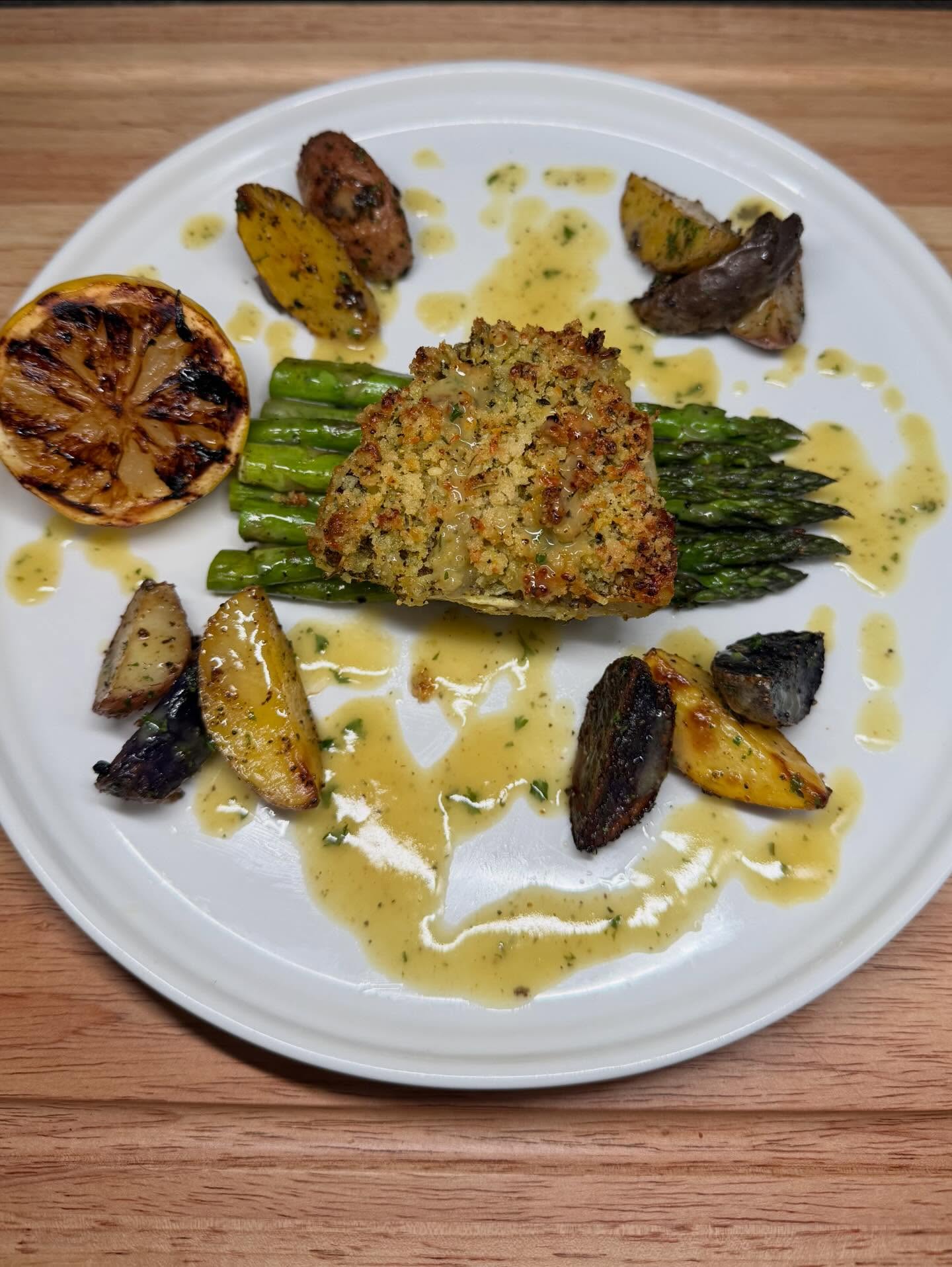 A beautiful tender white fish with a southern twang of lemon pepper and Parmesan crust to give a nice contrast of crunch and flakiness paired with a French Lemon Pepper Beurre Blanc Sauce. Yall know where the recipe at👨🏽🍳📚
#fish #friday #chef #recipe #seafood #travel #dc