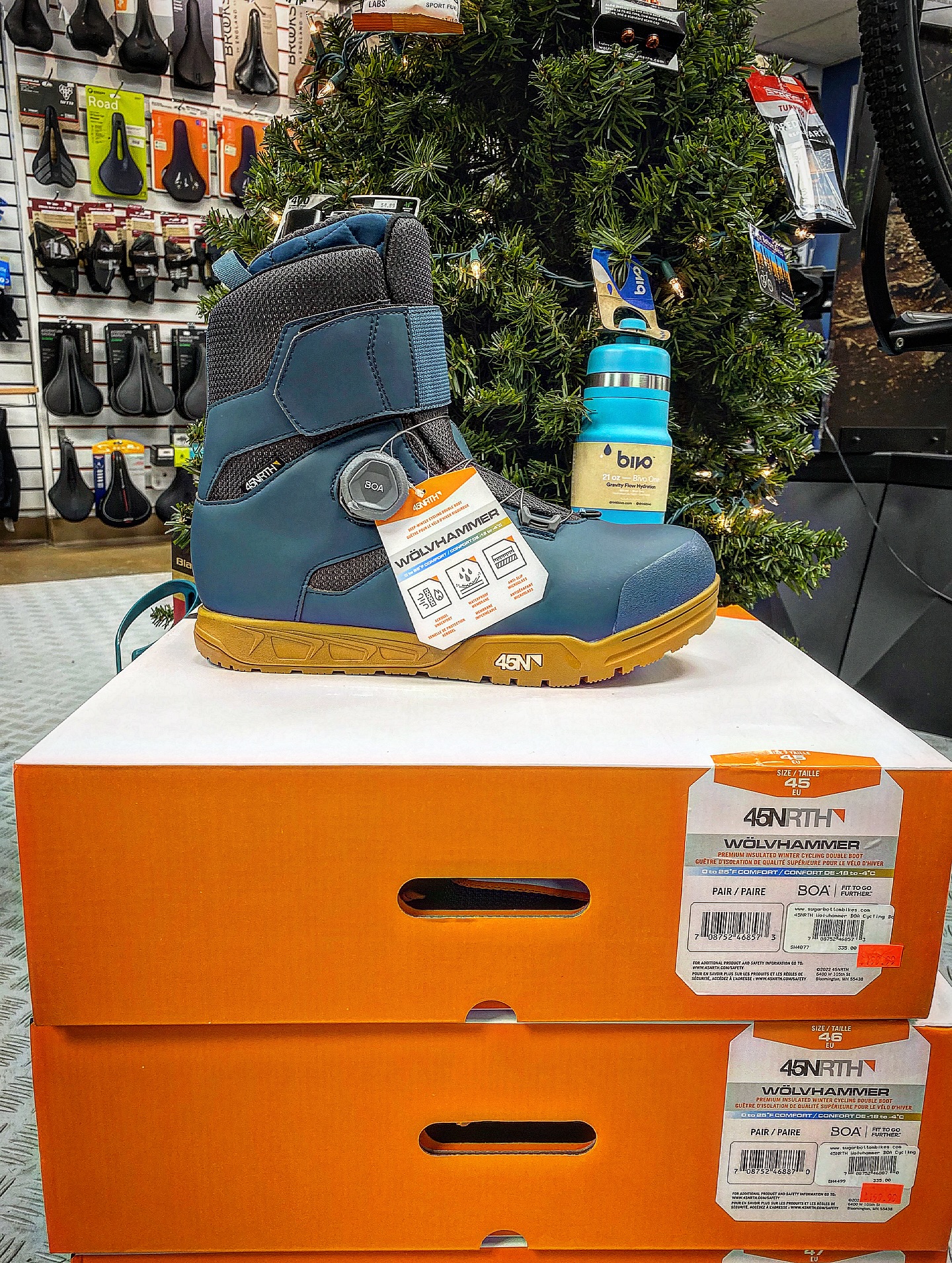 New Stuff this week! Just because it’s the middle of Winter doesn’t mean we aren’t seeing fresh and new stuff in the shop every week. Here’s a look at some new stuff floating around the shop today….
.
@45nrth Wolvhammer Boots 40% OFF! These will keep your pups warm all the way down to subzero temps. 🥶
.
All new @vittoriatires Pro Gravel Race Tires made from 92% renewable and recycled materials (and they’re faster!)
.
@wolf_tooth_comp All New CTRL, ALT, & DEL Pedals. 3 new pedal models made for trail, XC, and gravel riding. Machined in the 🇺🇸 and fully rebuildable with custom Q factor.
.
This nifty @canecreekusa beautifully machined universal stem mounted Garmin/Wahoo mount.
.
And a fresh drop of @handupco gloves including cold weather gloves and these killer death metal influenced gloves for nomral temp riding.
.
#sugarbottombikes #bikeshopstuff #wolvhammer #iowacityiowa #cedarrapidsiowa